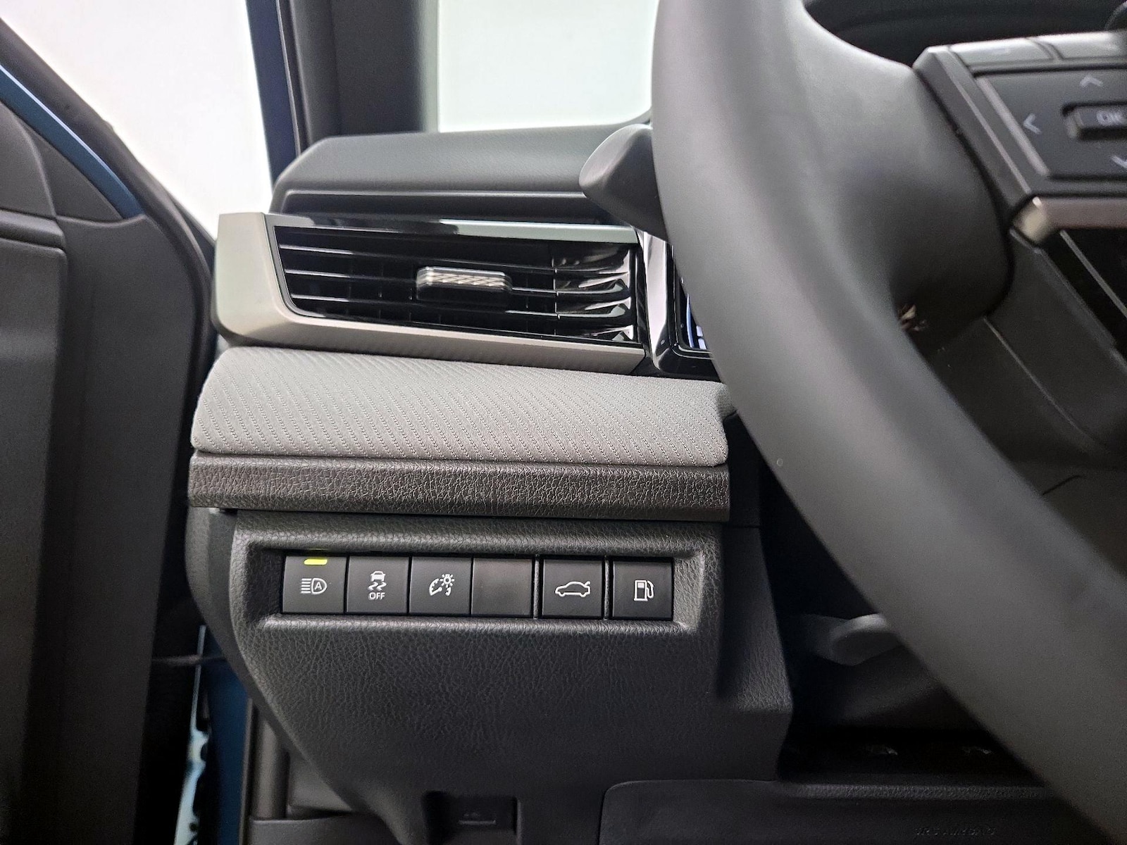 2025 Toyota Camry SE - Photo 14