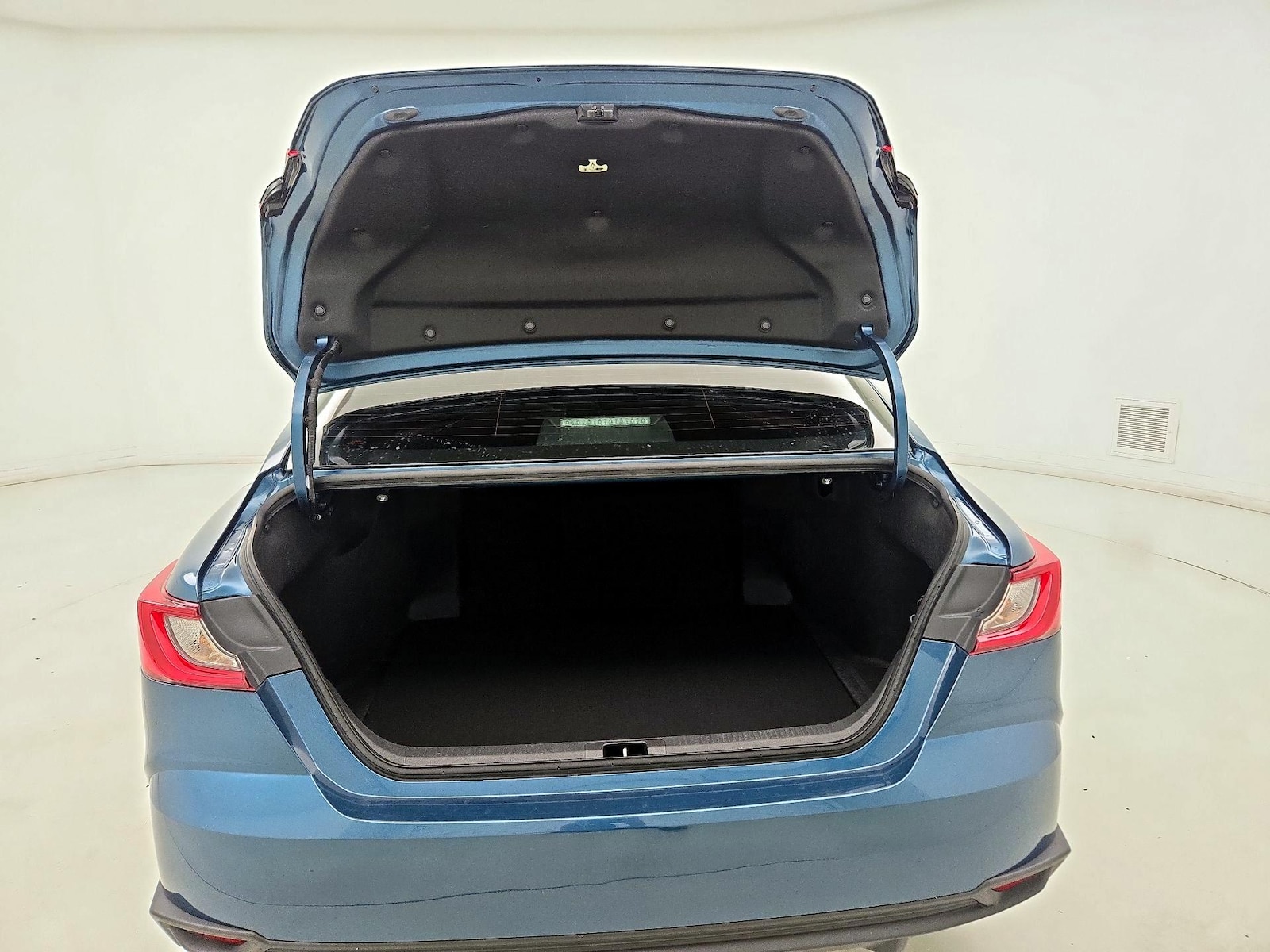 2025 Toyota Camry SE - Photo 21