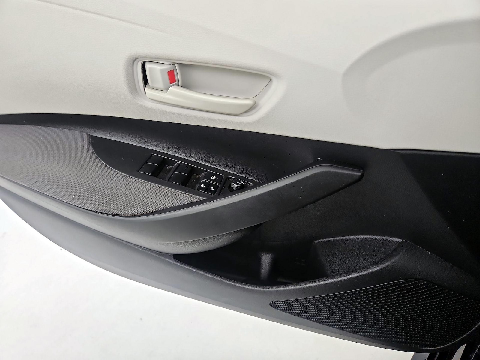 2025 Toyota Corolla LE - Photo 13