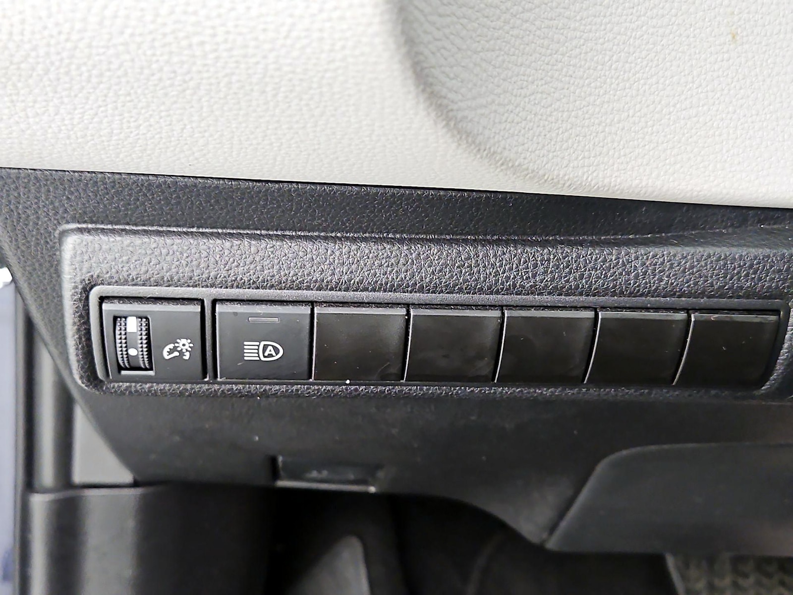 2025 Toyota Corolla LE - Photo 14