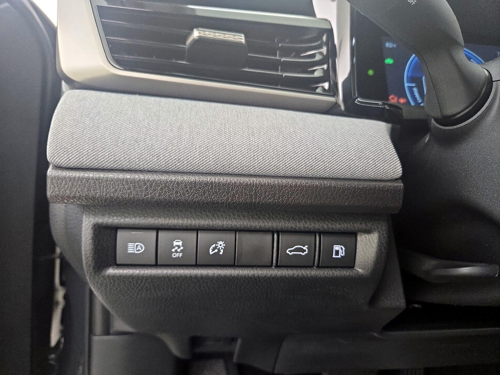 2025 Toyota Camry LE - Photo 14