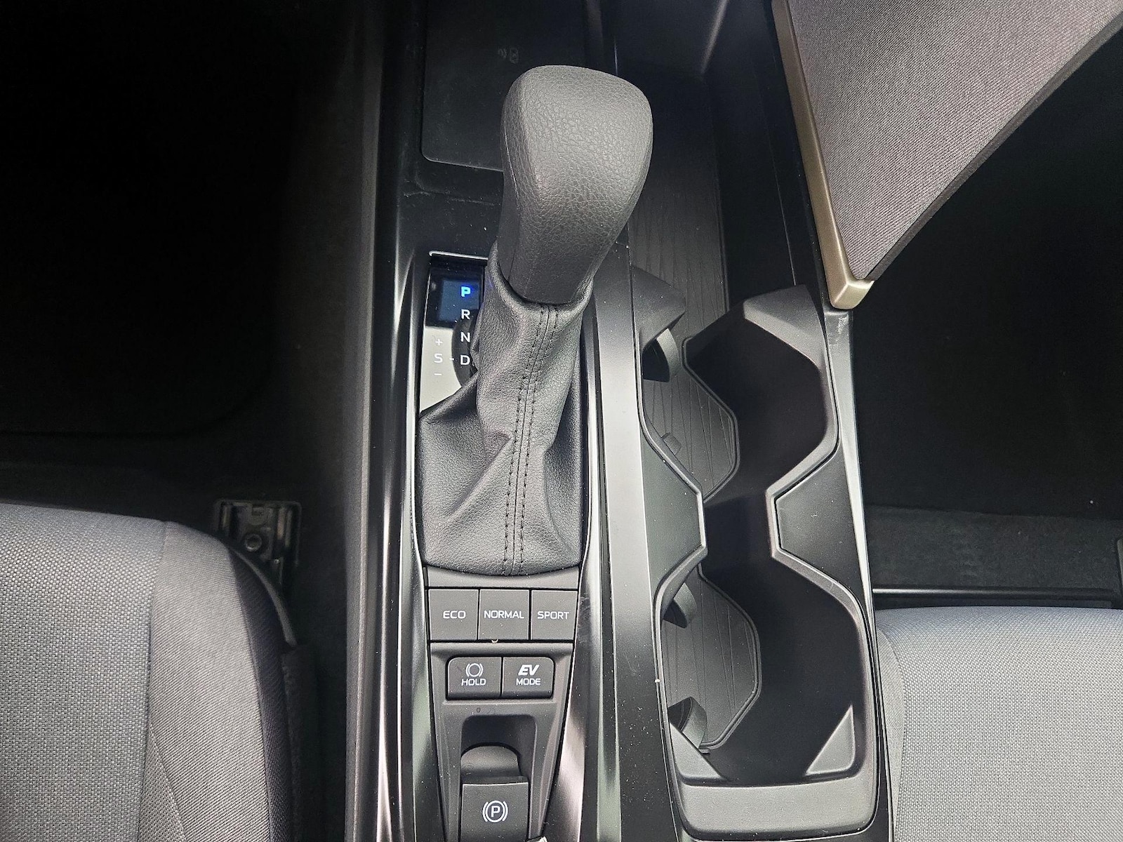 2025 Toyota Camry LE - Photo 18