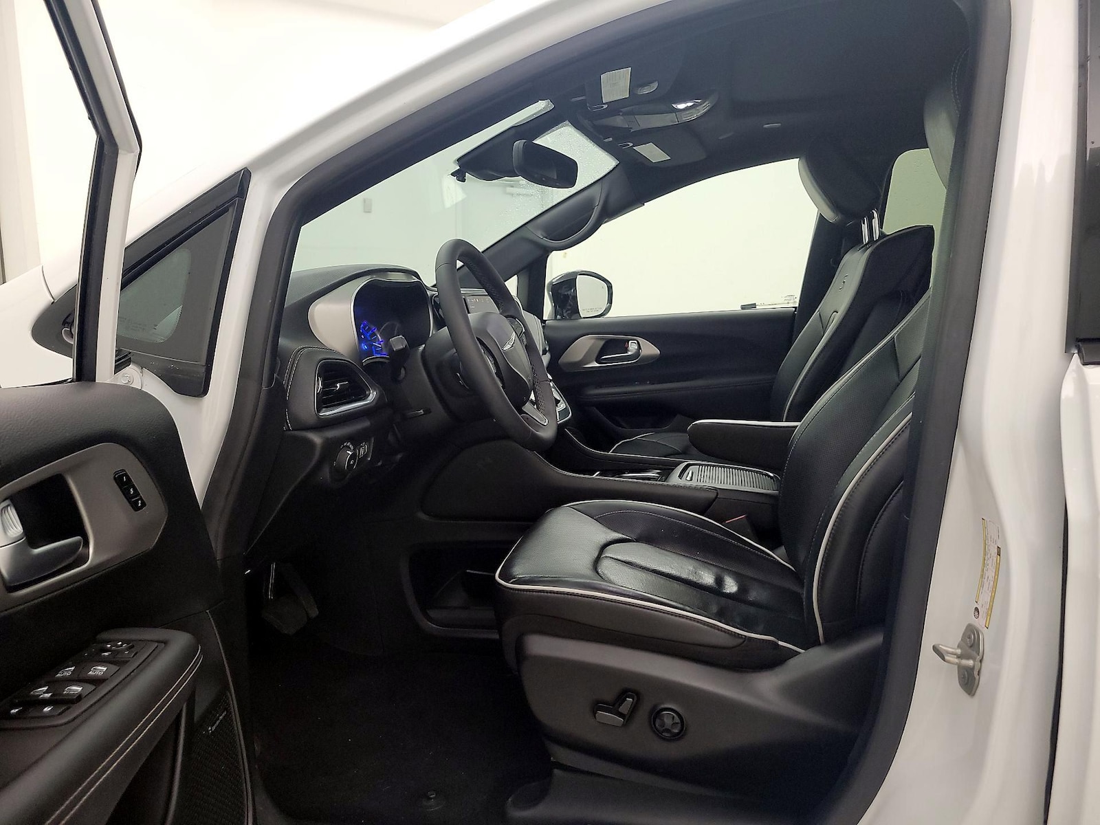 2023 Chrysler Pacifica Hybrid Limited - Photo 12