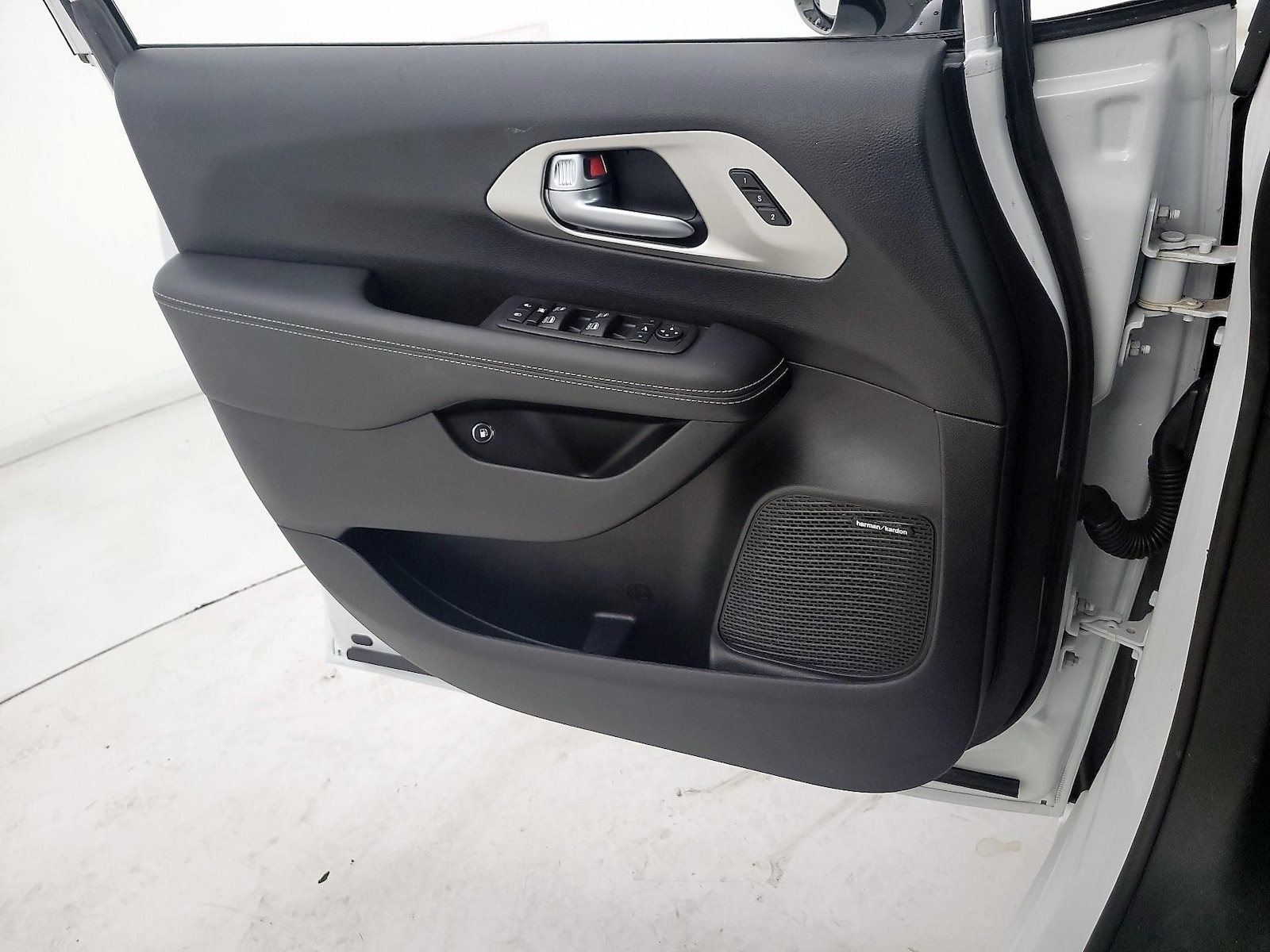 2023 Chrysler Pacifica Hybrid Limited - Photo 13