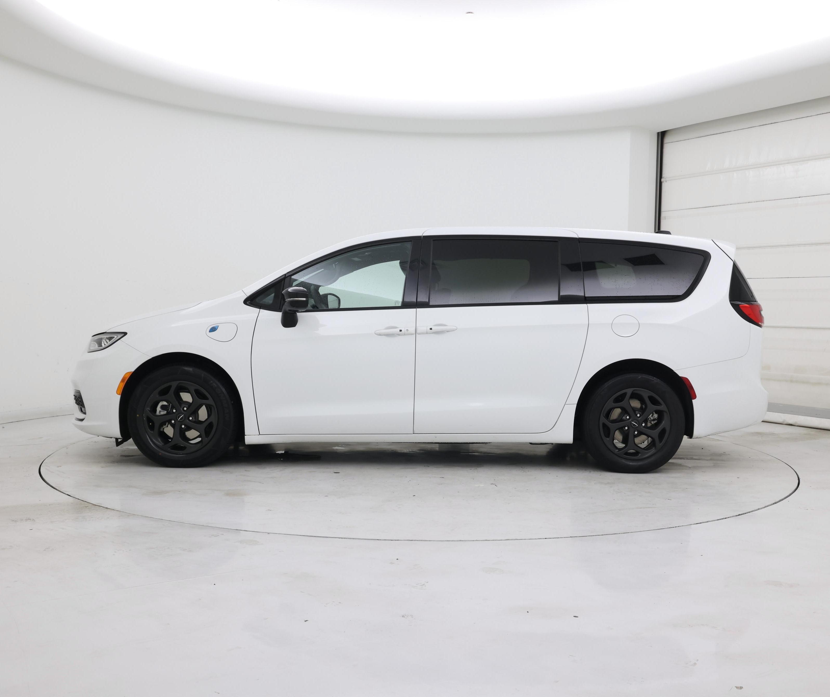 Thumbnail: 2023 Chrysler Pacifica - 3