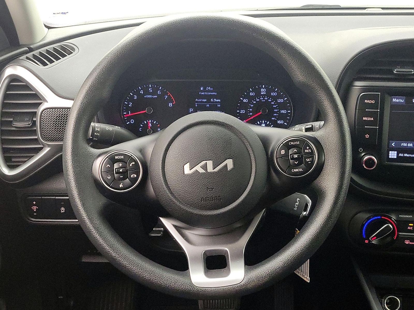 2022 Kia Soul LX - Photo 11