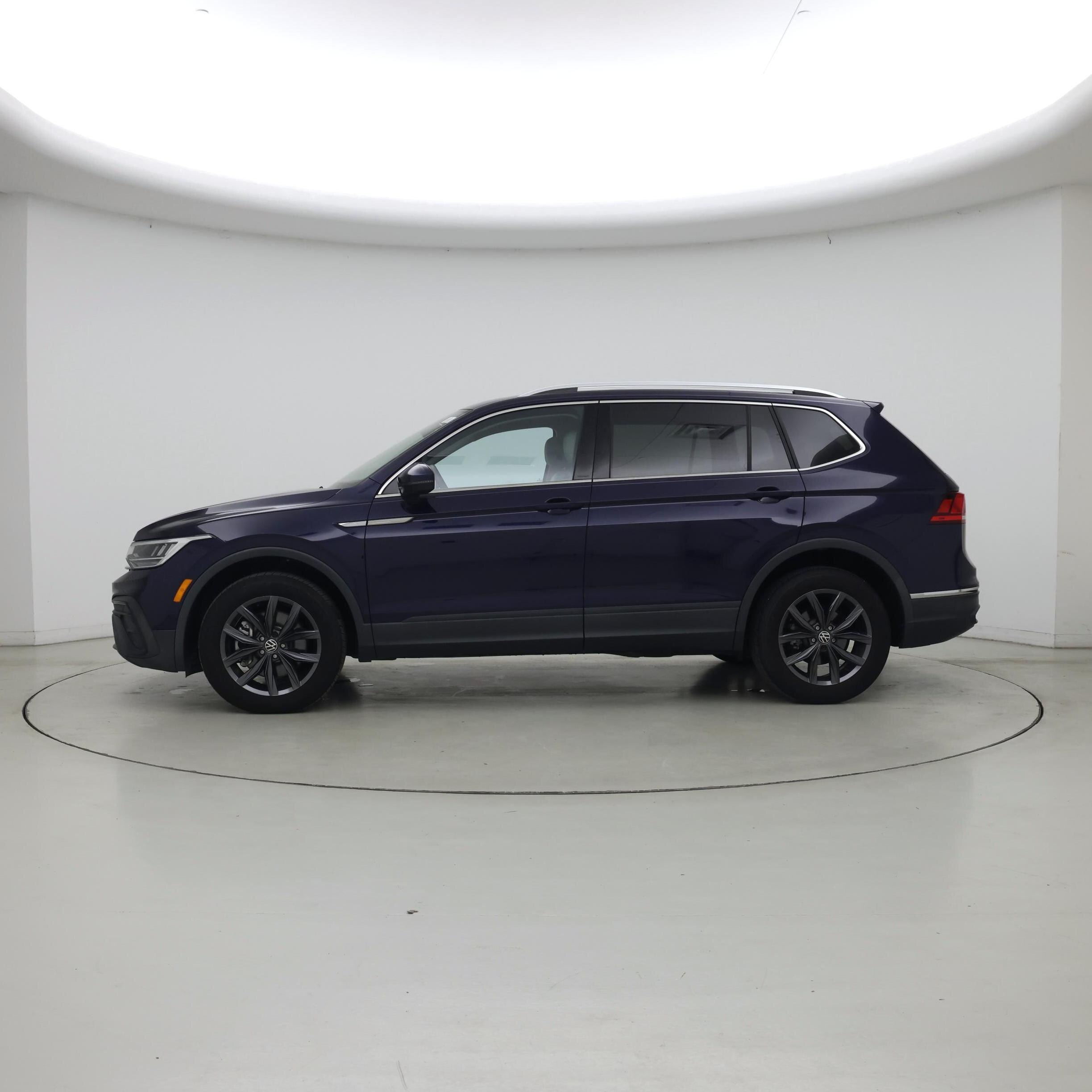 Thumbnail: 2023 Volkswagen Tiguan - 3