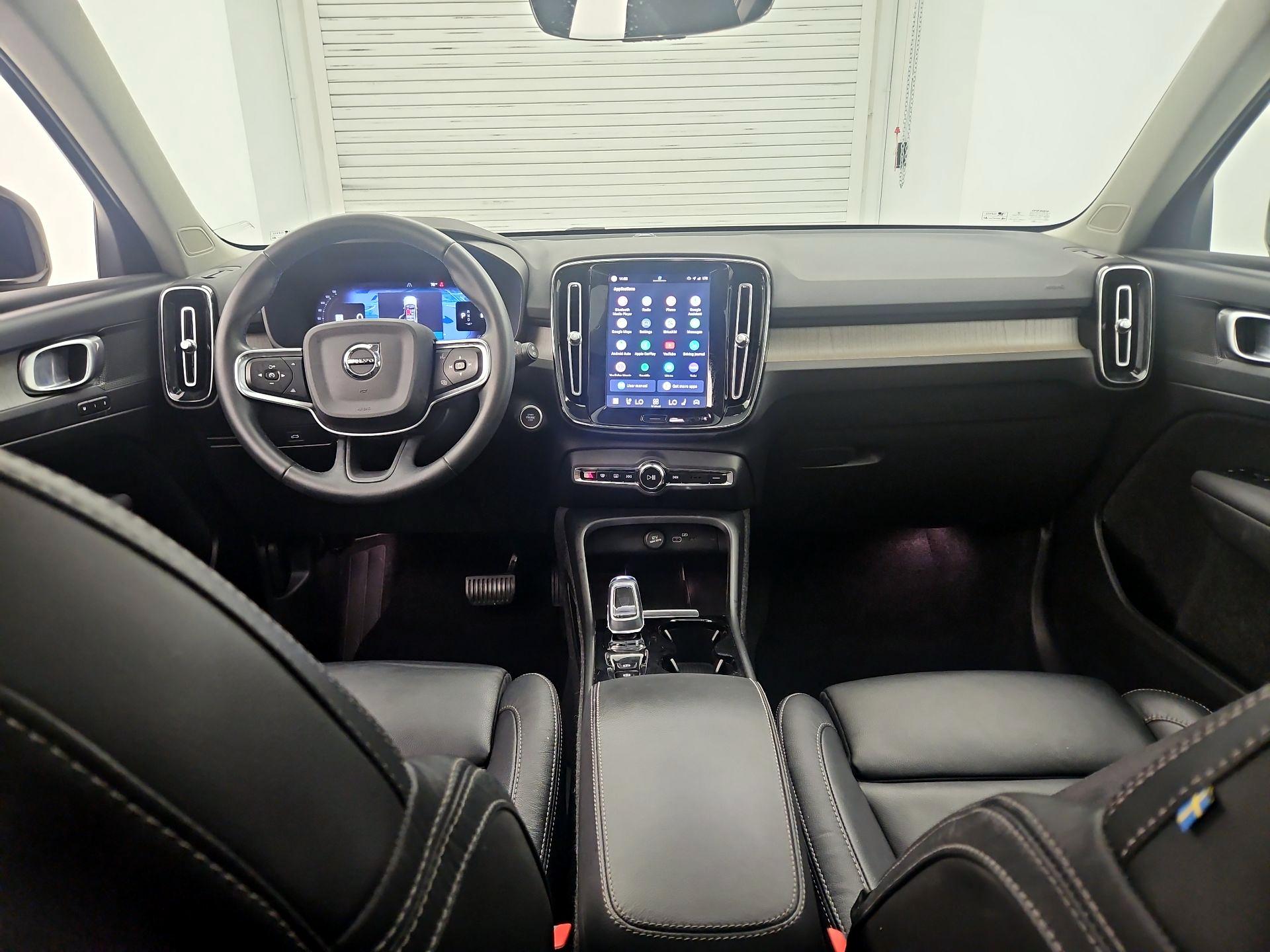 Thumbnail: 2023 Volvo XC40 - 9