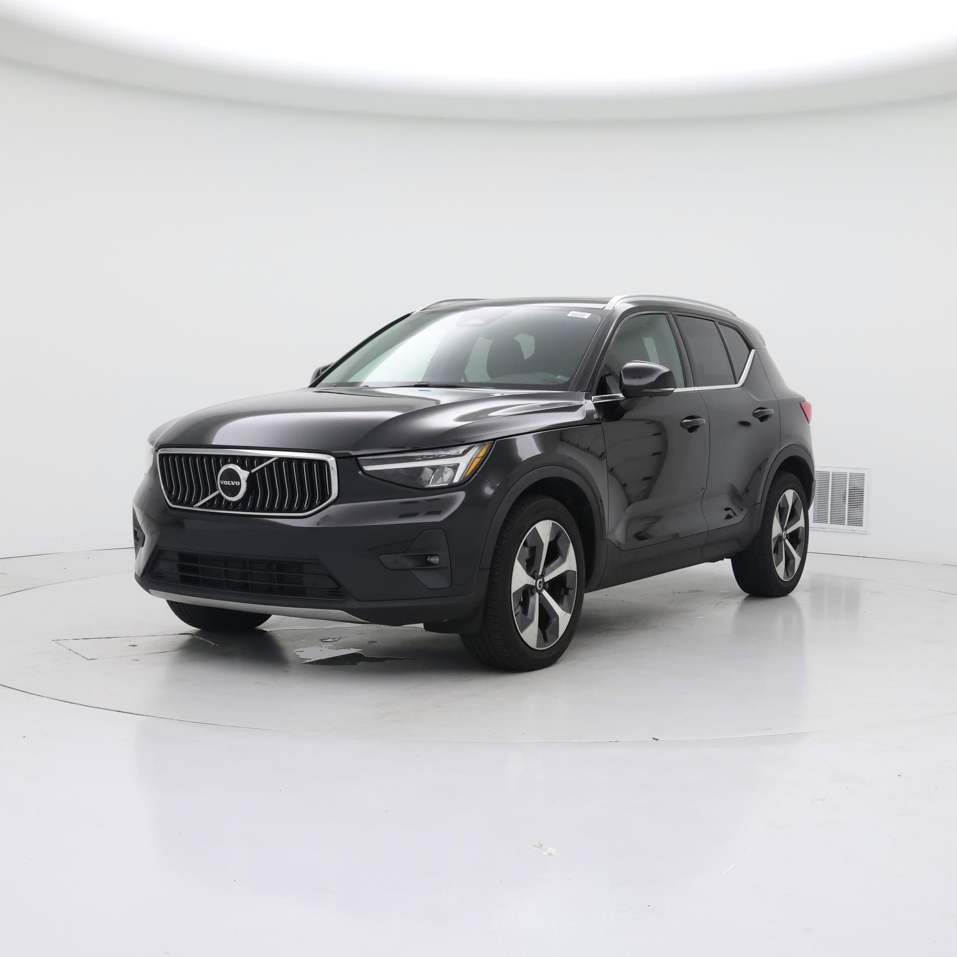 Thumbnail: 2023 Volvo XC40 - 4