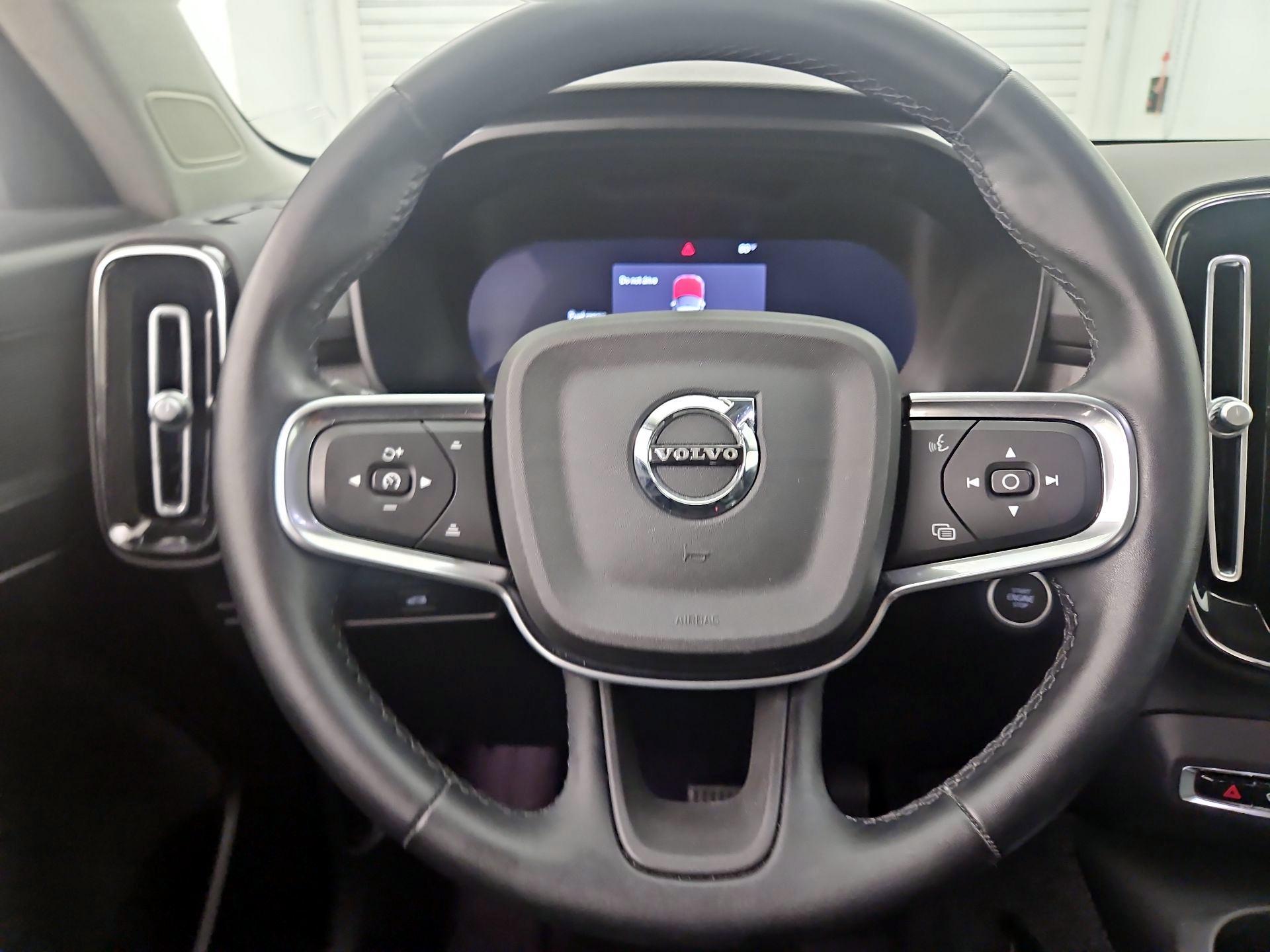 Thumbnail: 2024 Volvo XC40 - 10