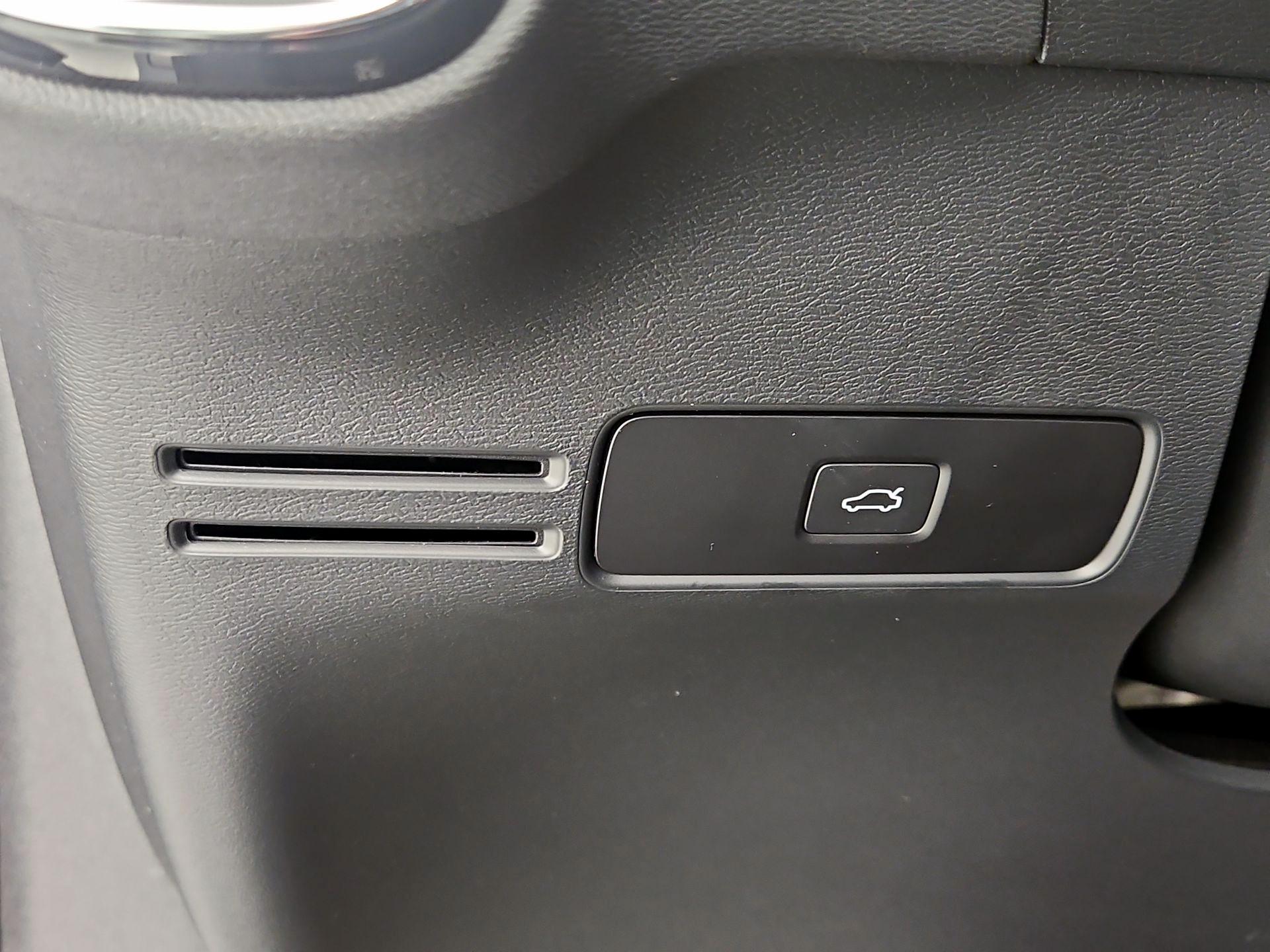 Thumbnail: 2024 Volvo XC40 - 13