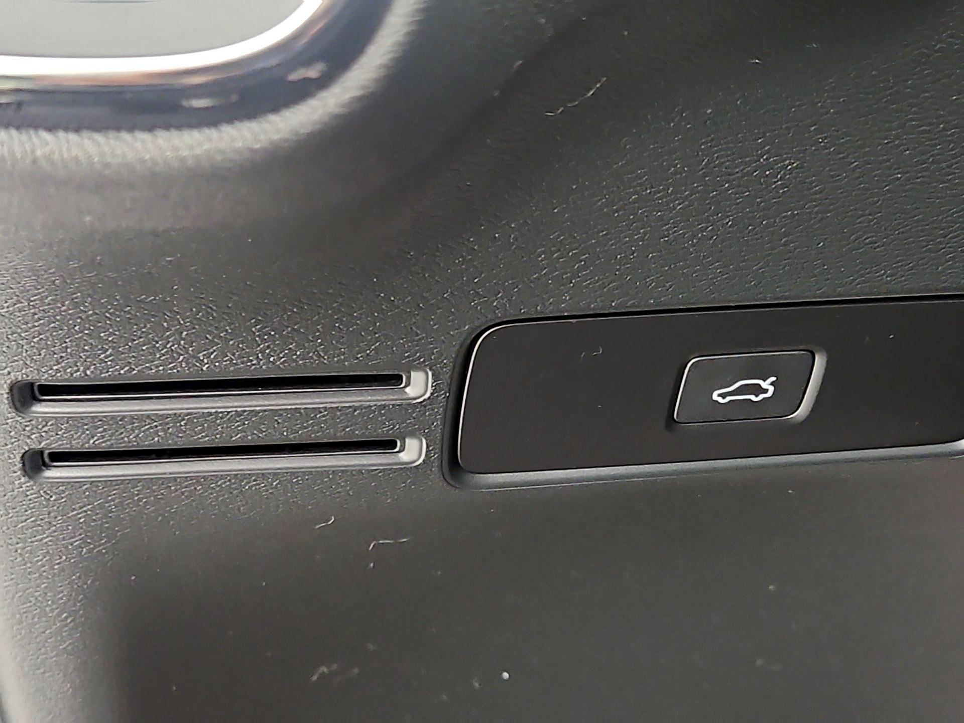 Thumbnail: 2023 Volvo XC40 - 13