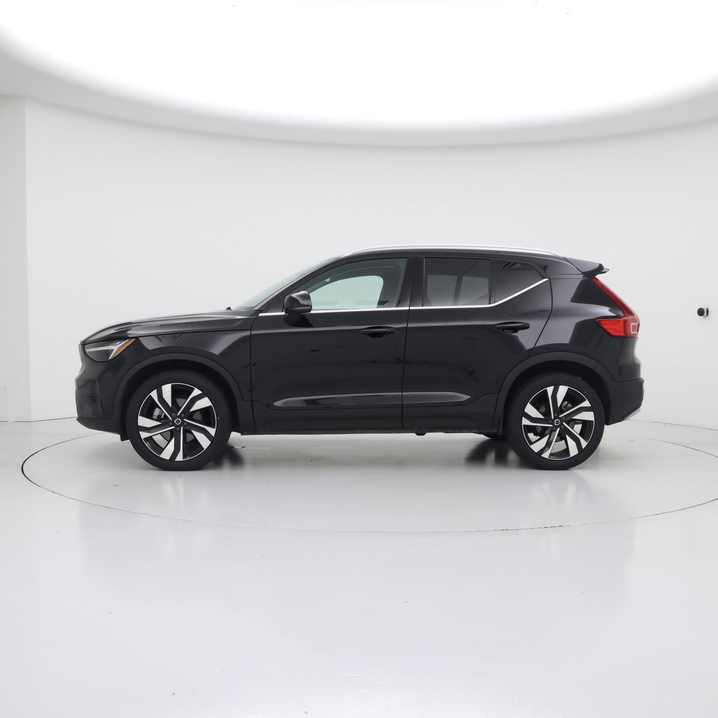 Thumbnail: 2023 Volvo XC40 - 3