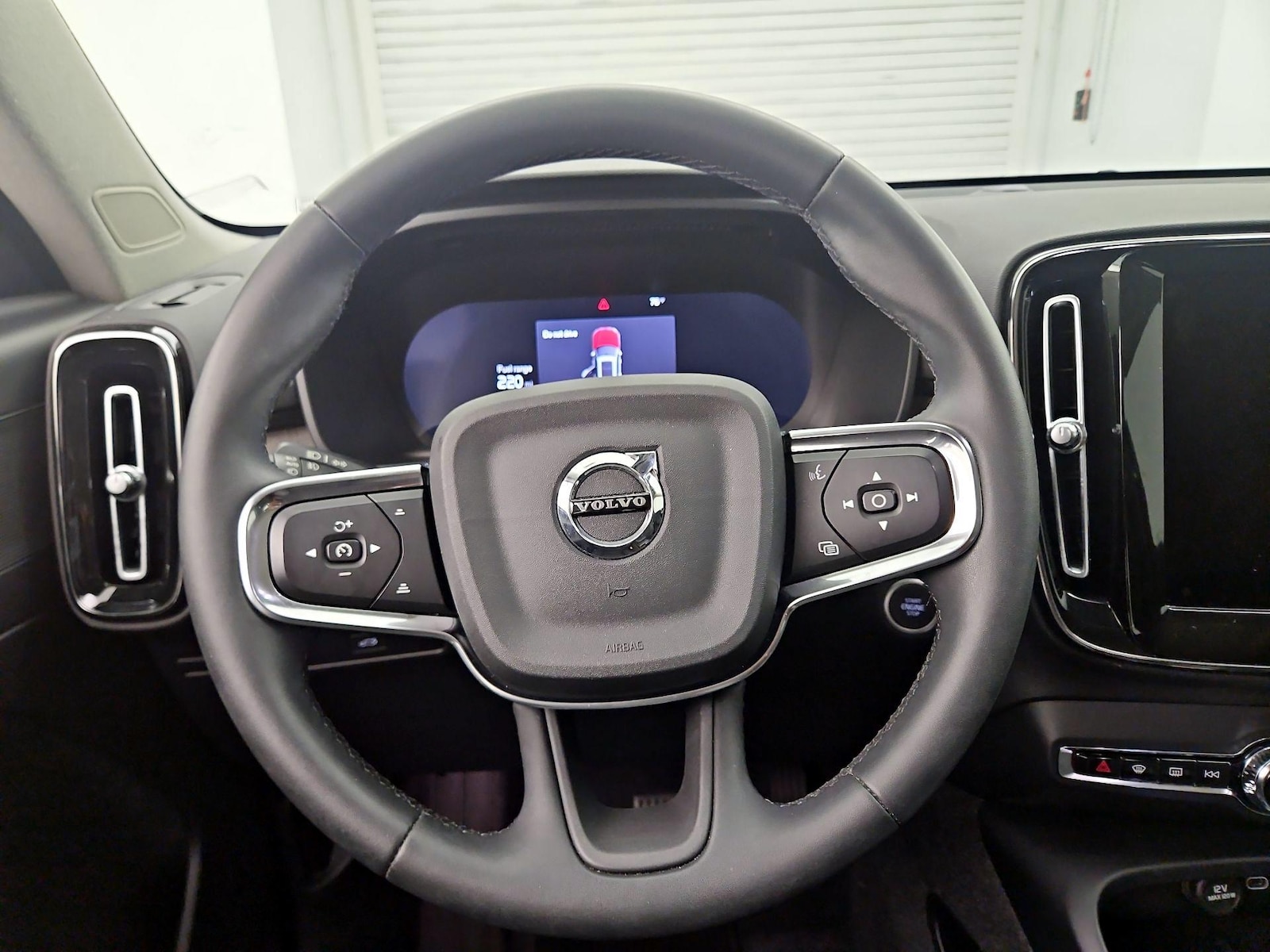 2024 Volvo XC40 Plus - Photo 11