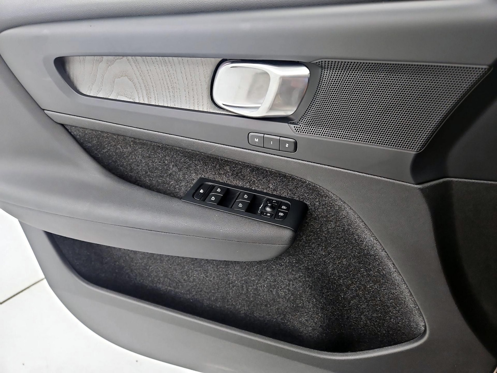 2024 Volvo XC40 Plus - Photo 13