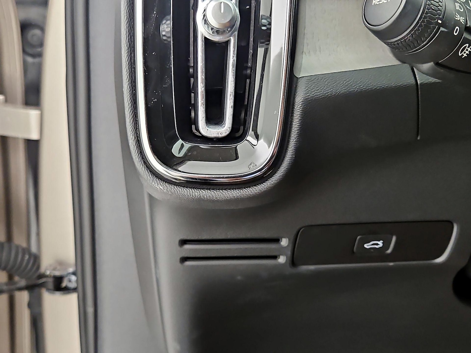 2024 Volvo XC40 Plus - Photo 14