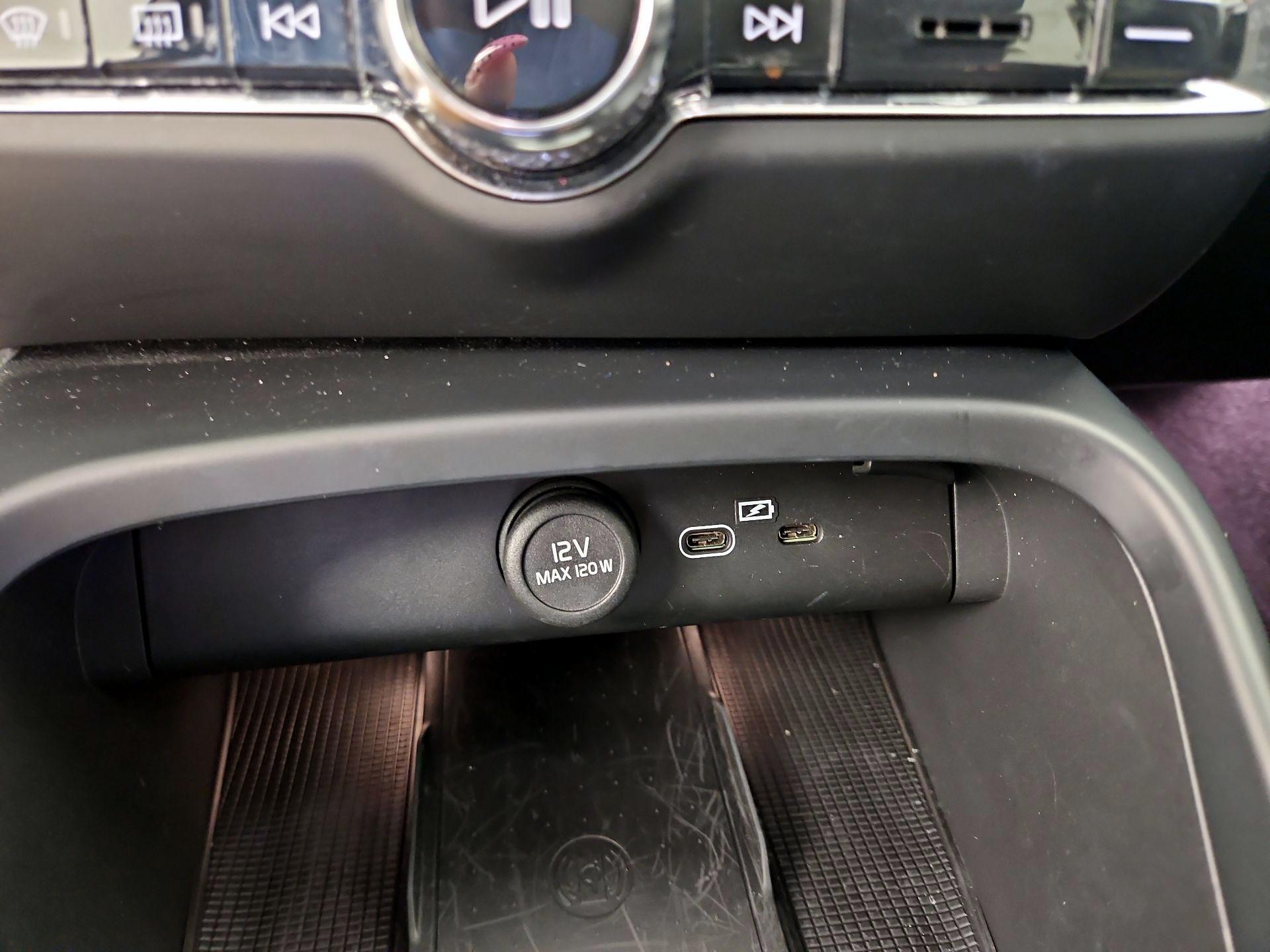 Thumbnail: 2024 Volvo XC40 - 19