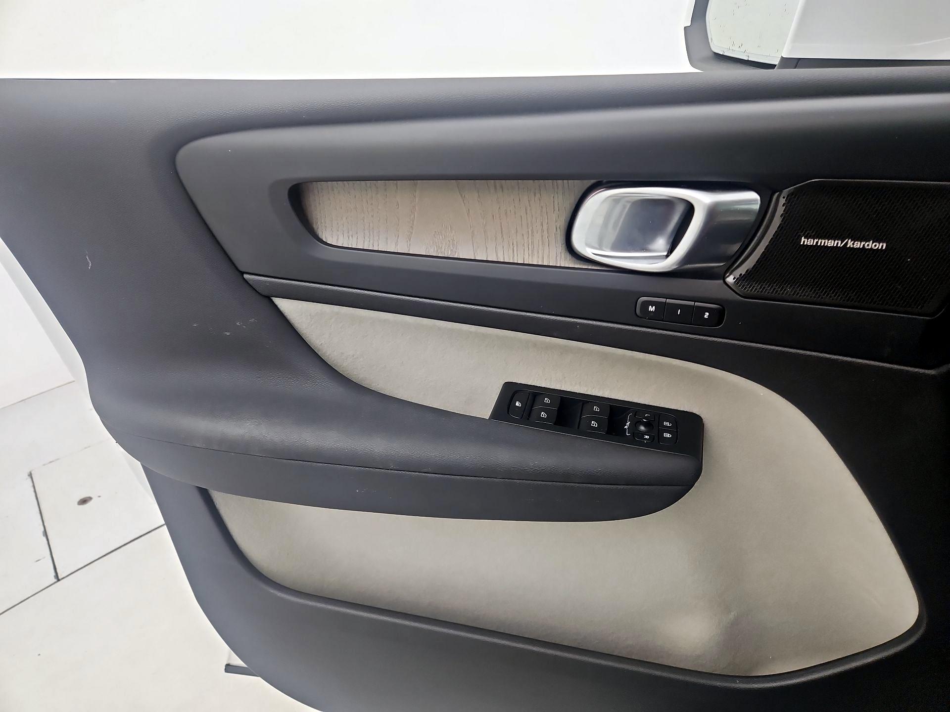 Thumbnail: 2023 Volvo XC40 - 12