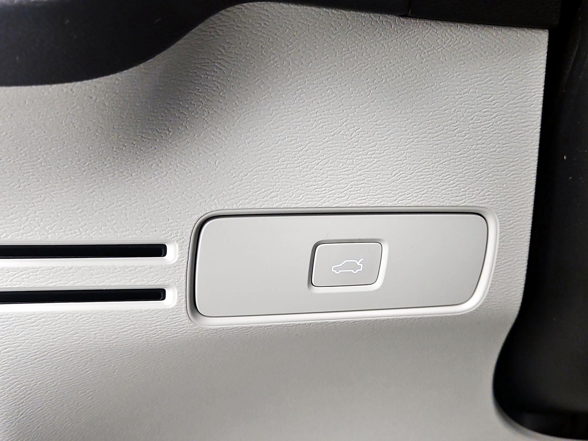 Thumbnail: 2023 Volvo XC40 - 13