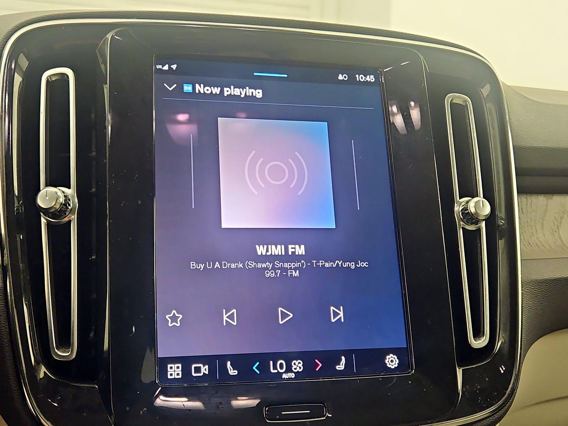 Thumbnail: 2023 Volvo XC40 - 16