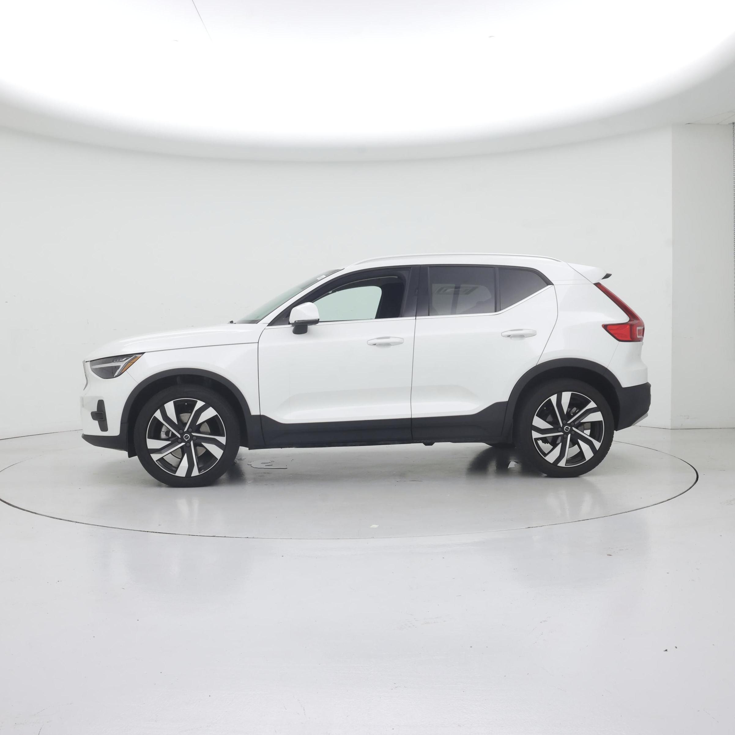 Thumbnail: 2023 Volvo XC40 - 3