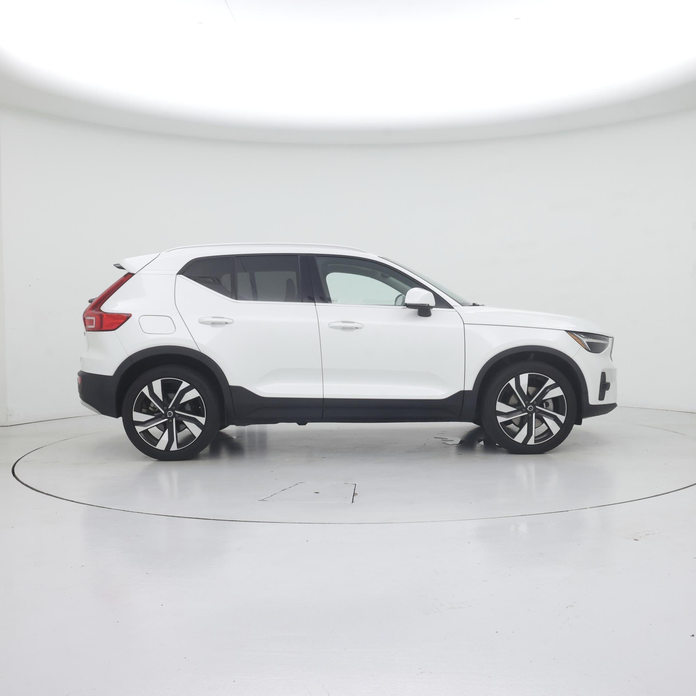 Thumbnail: 2023 Volvo XC40 - 7