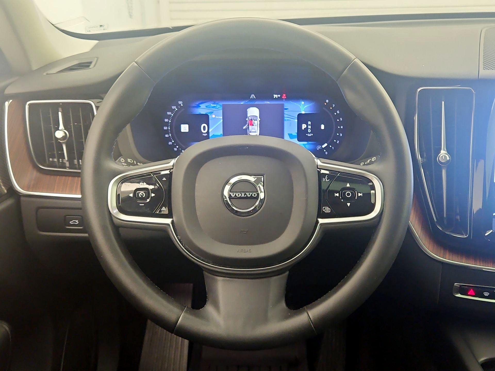 Thumbnail: 2023 Volvo XC60 - 10