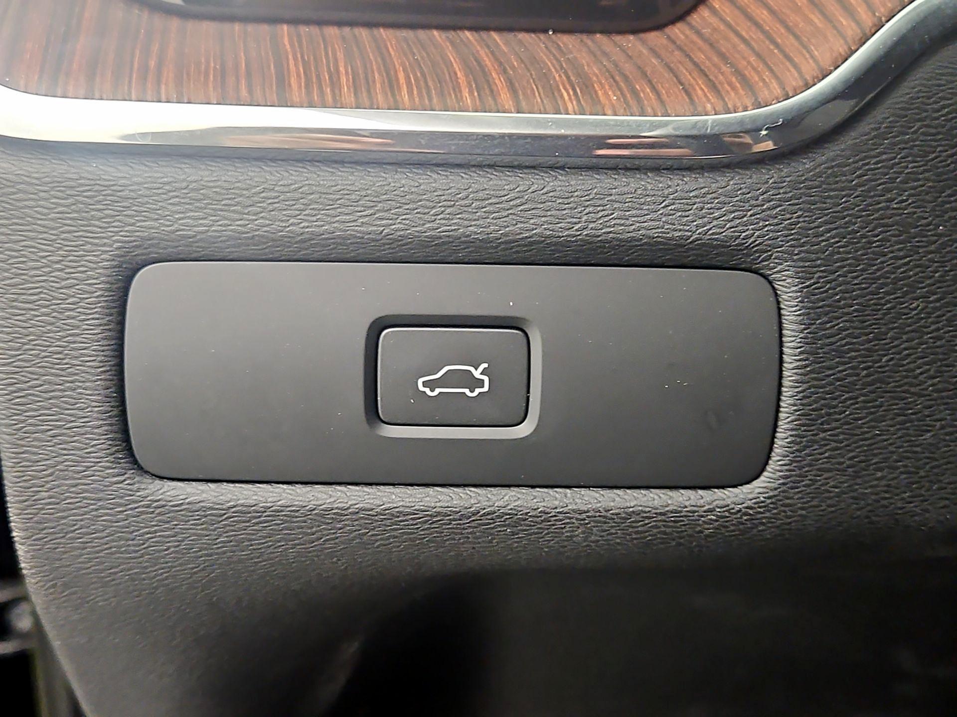 Thumbnail: 2023 Volvo XC60 - 13