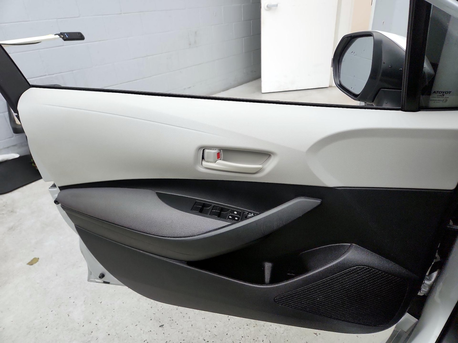 2023 Toyota Corolla LE - Photo 13