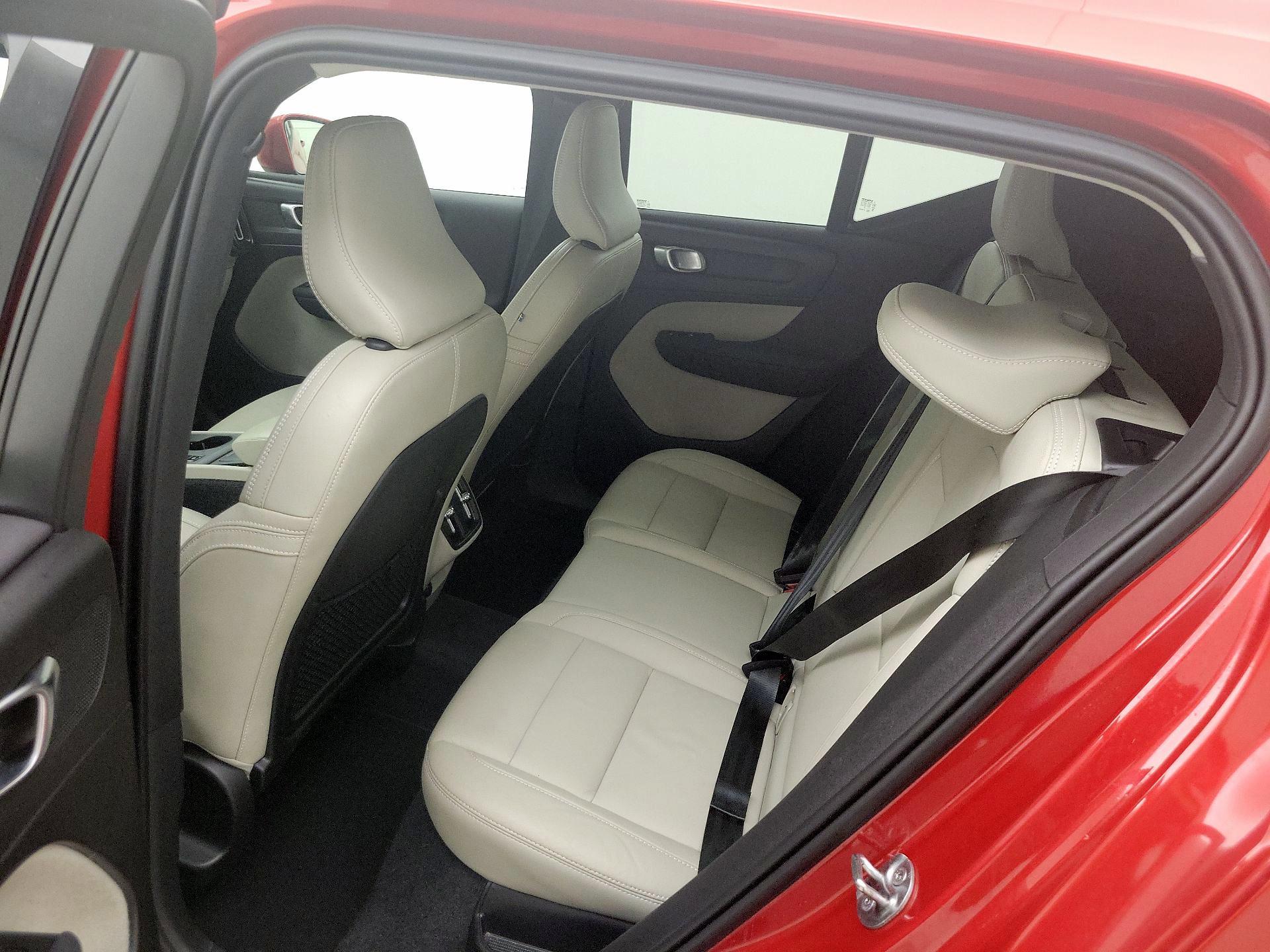 Thumbnail: 2022 Volvo XC40 - 20