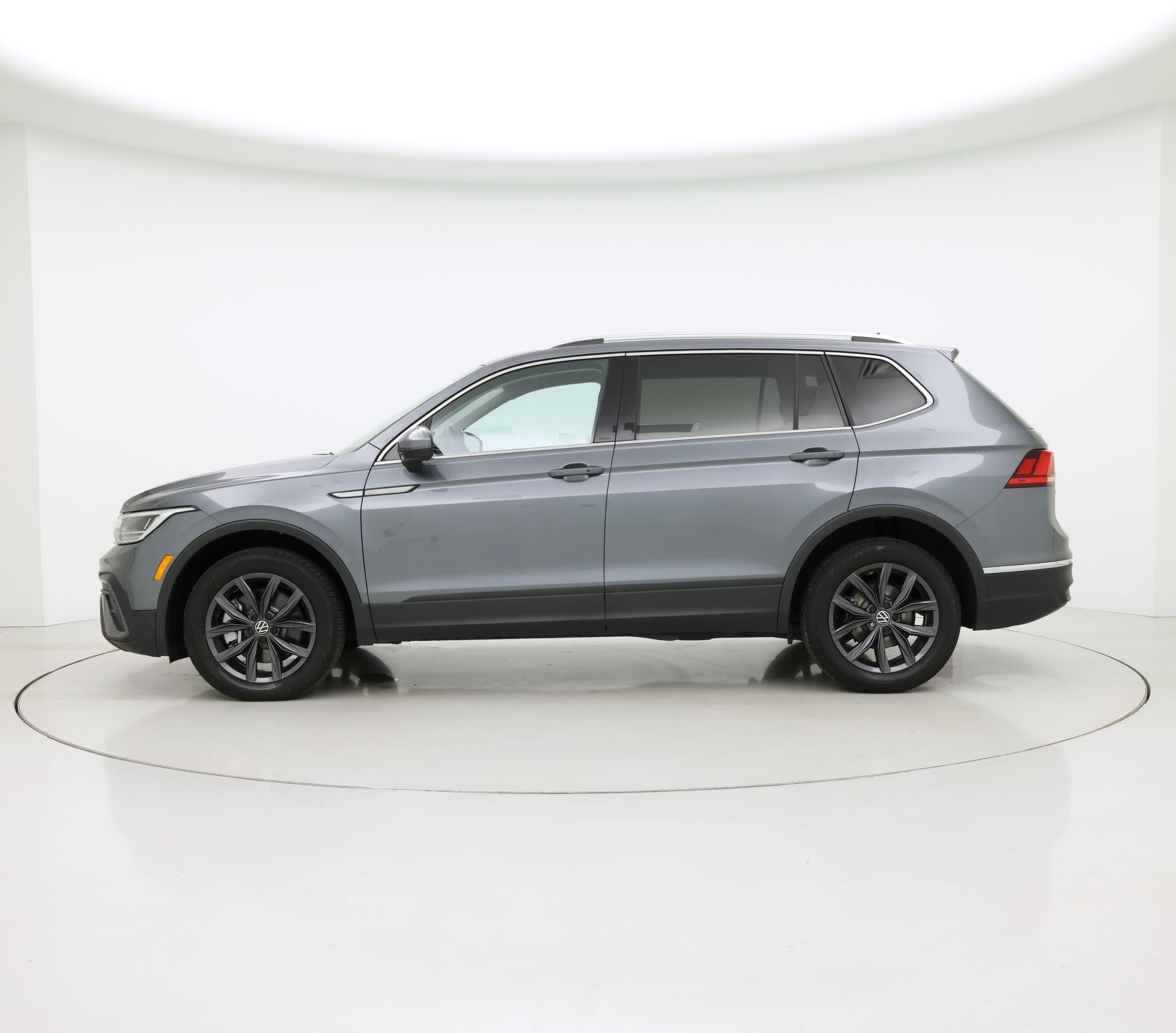Thumbnail: 2023 Volkswagen Tiguan - 3