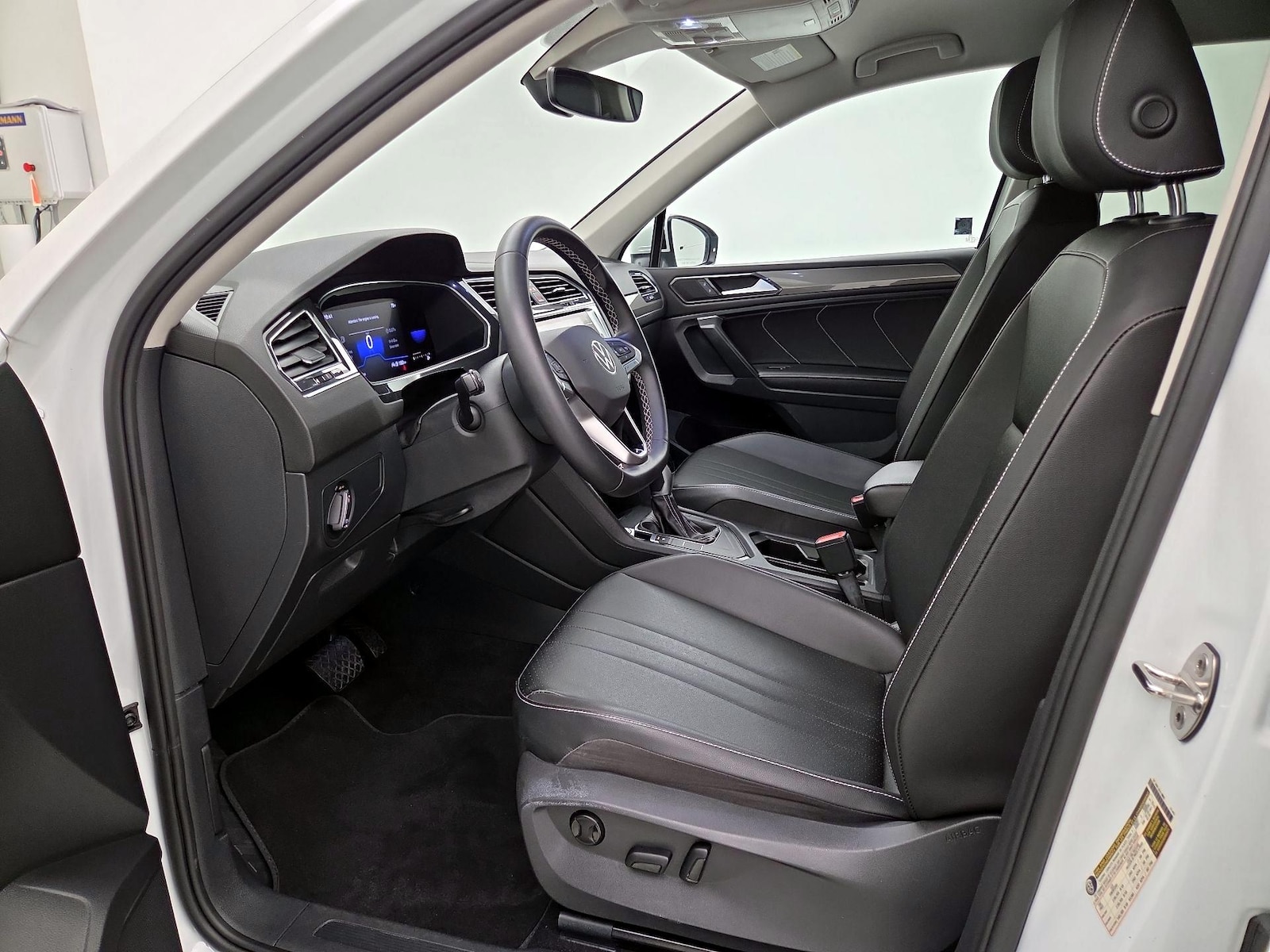 2023 Volkswagen Tiguan SE - Photo 12