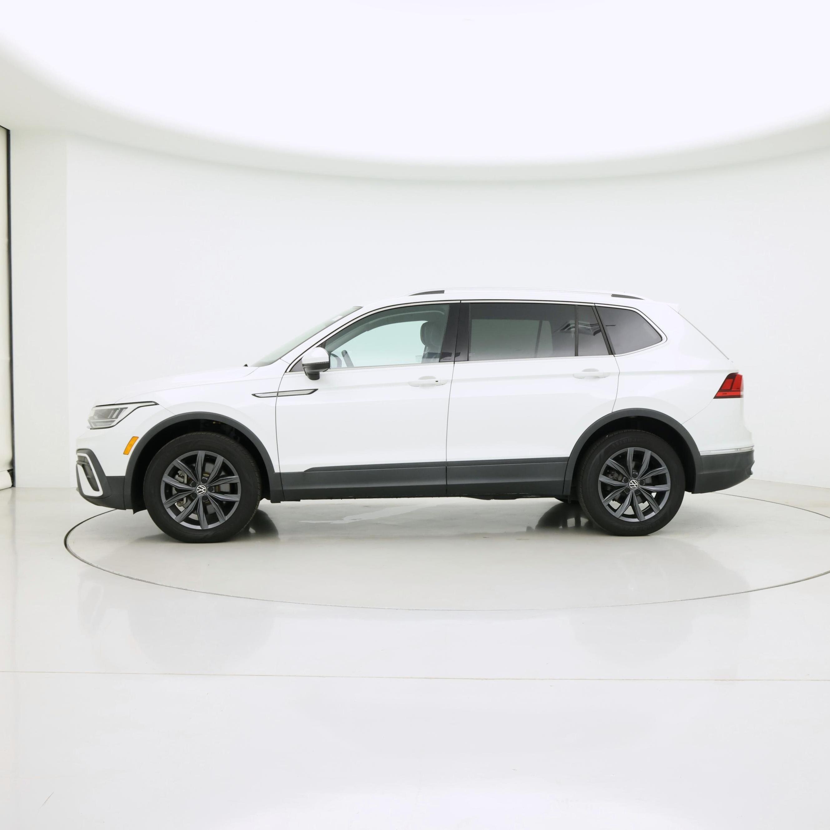 Thumbnail: 2023 Volkswagen Tiguan - 3