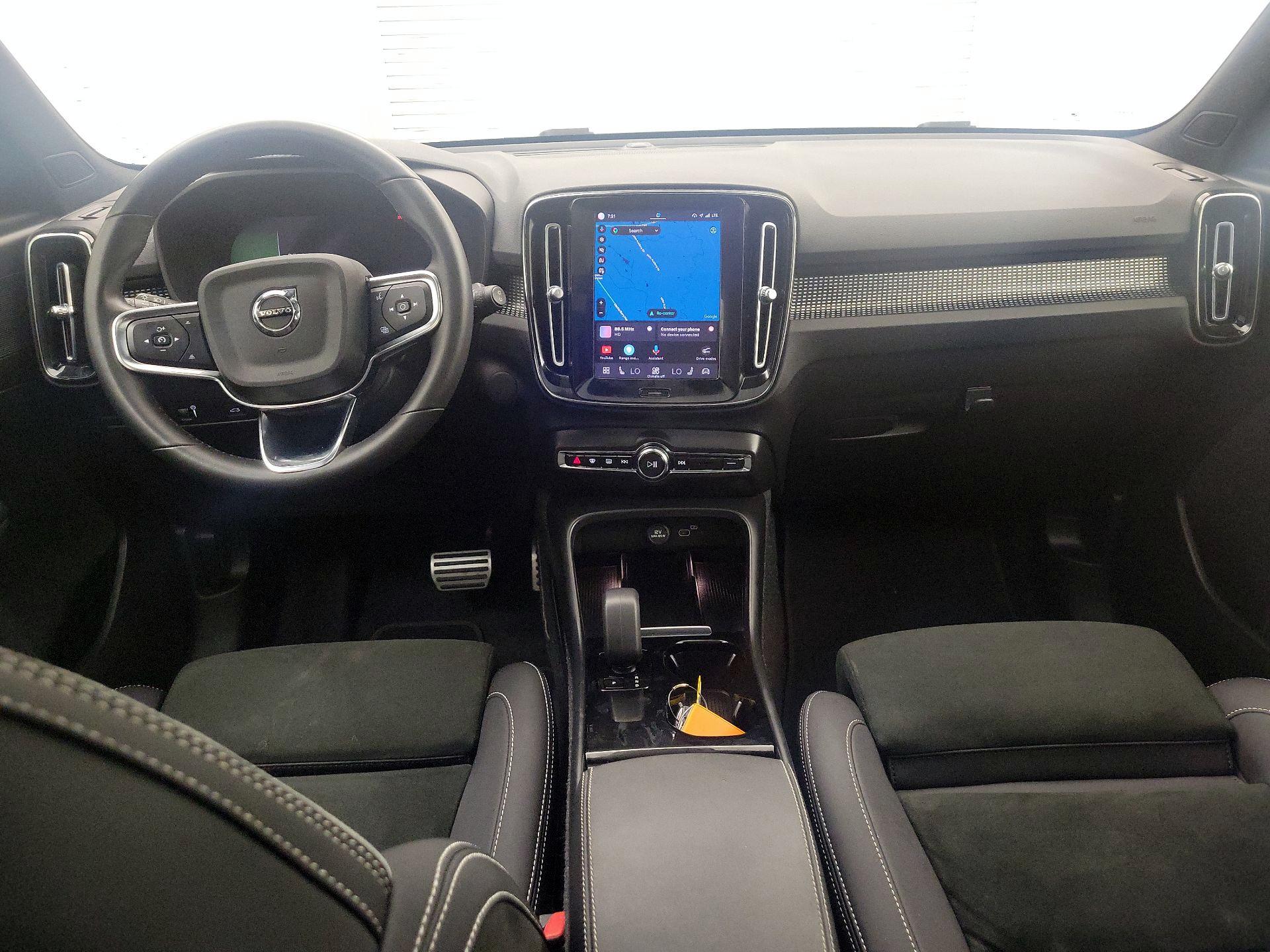 Thumbnail: 2022 Volvo XC40 - 9