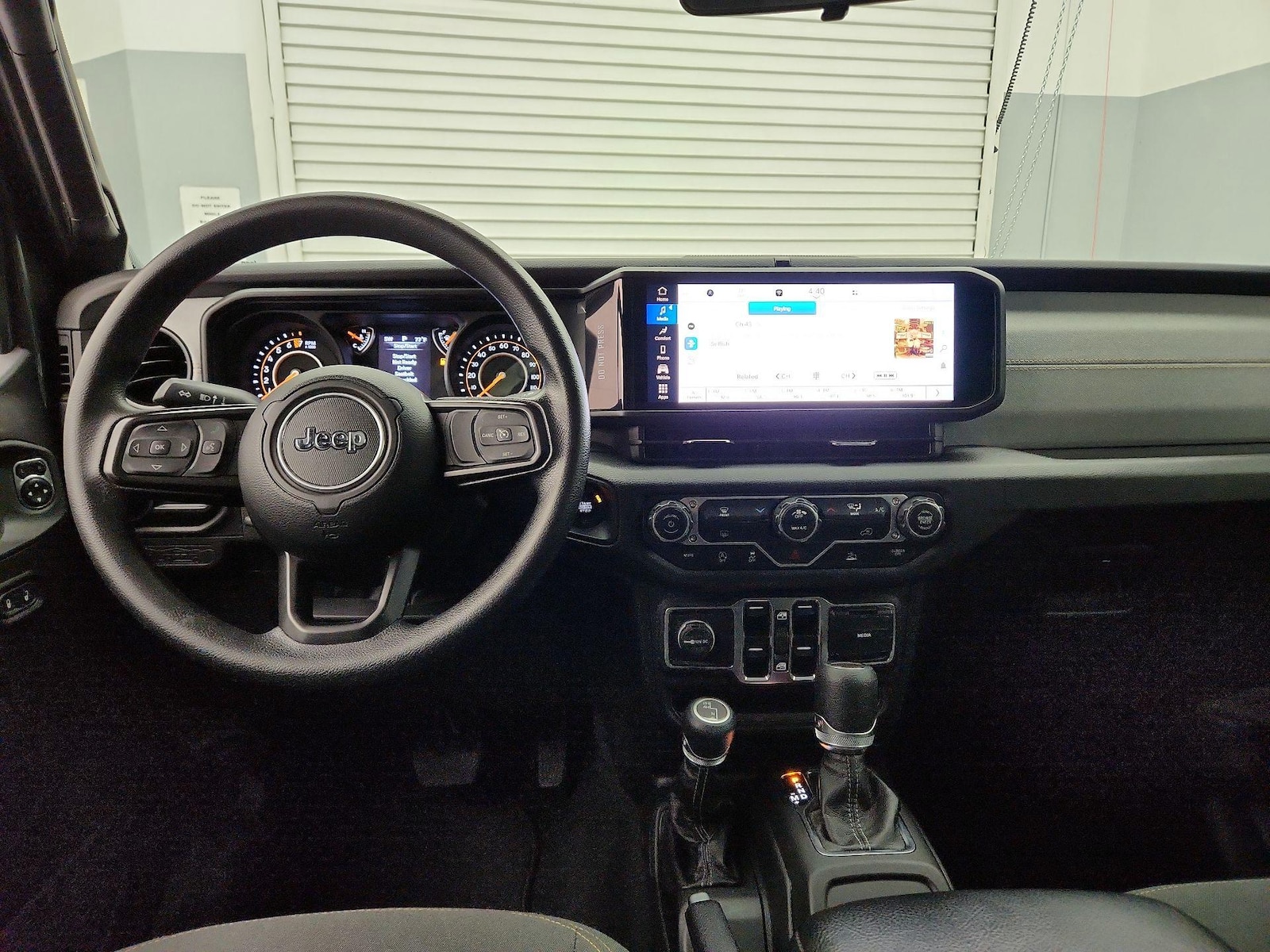 2025 Jeep Gladiator Nighthawk - Photo 10