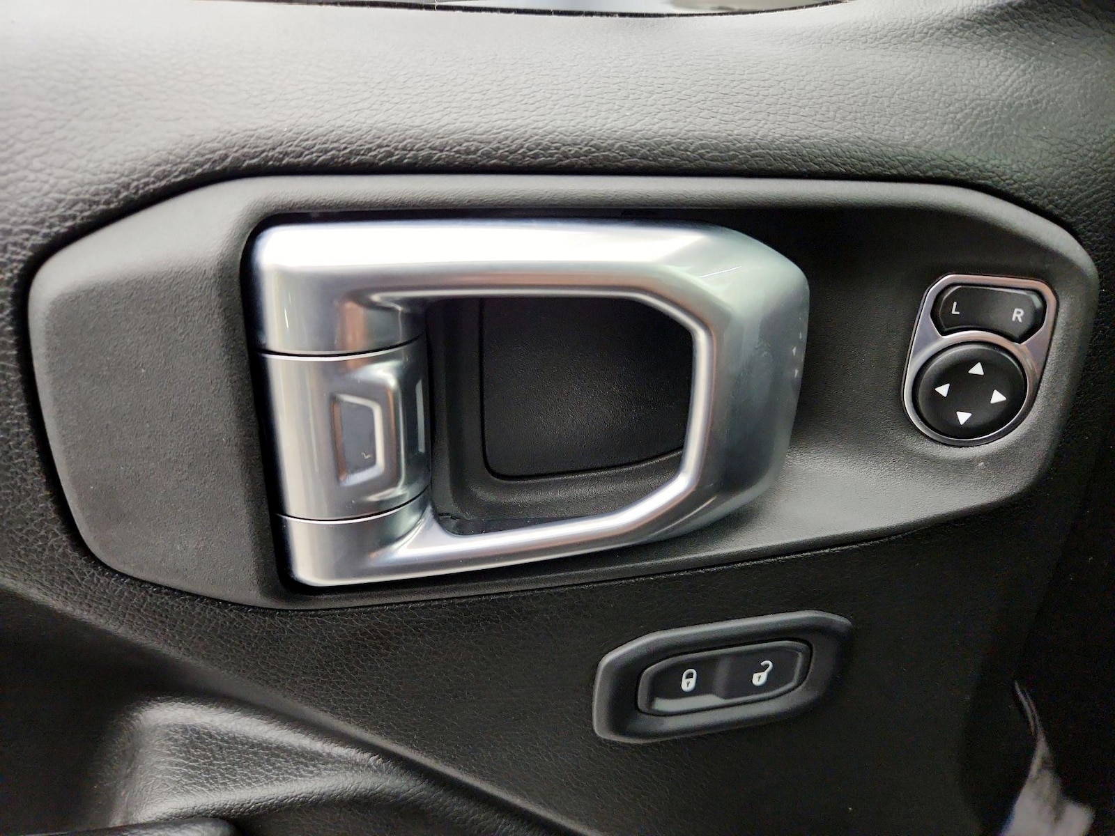 2025 Jeep Gladiator Nighthawk - Photo 13