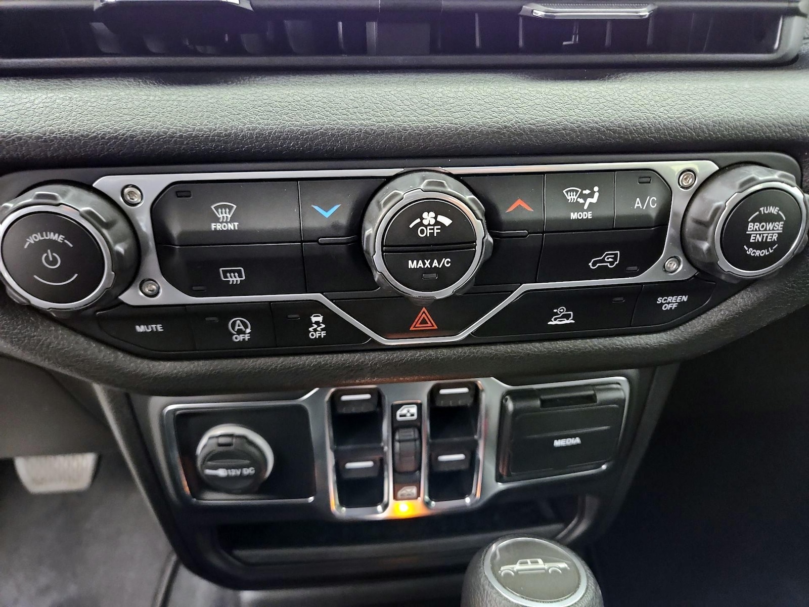 2025 Jeep Gladiator Nighthawk - Photo 17