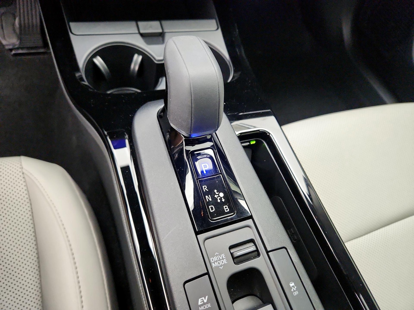 2024 Toyota Prius Limited - Photo 18
