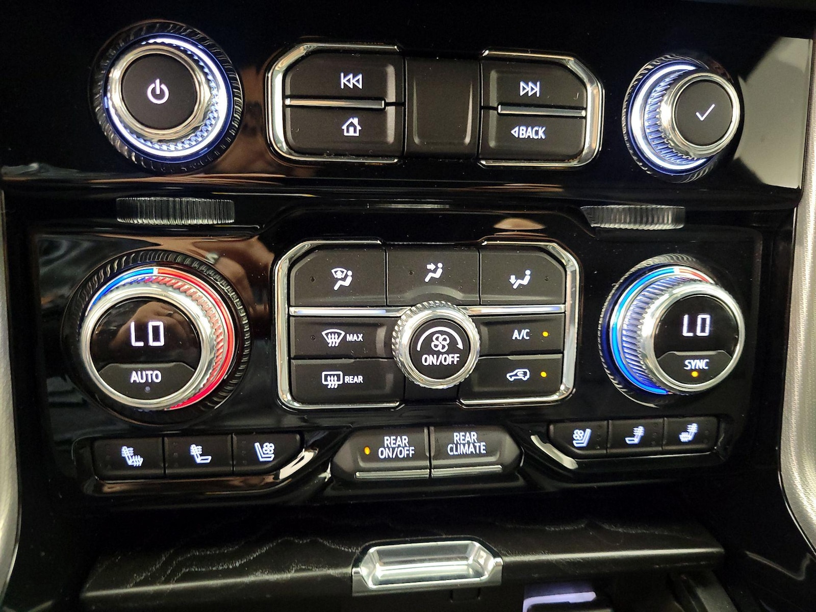 2021 GMC Yukon Denali - Photo 17