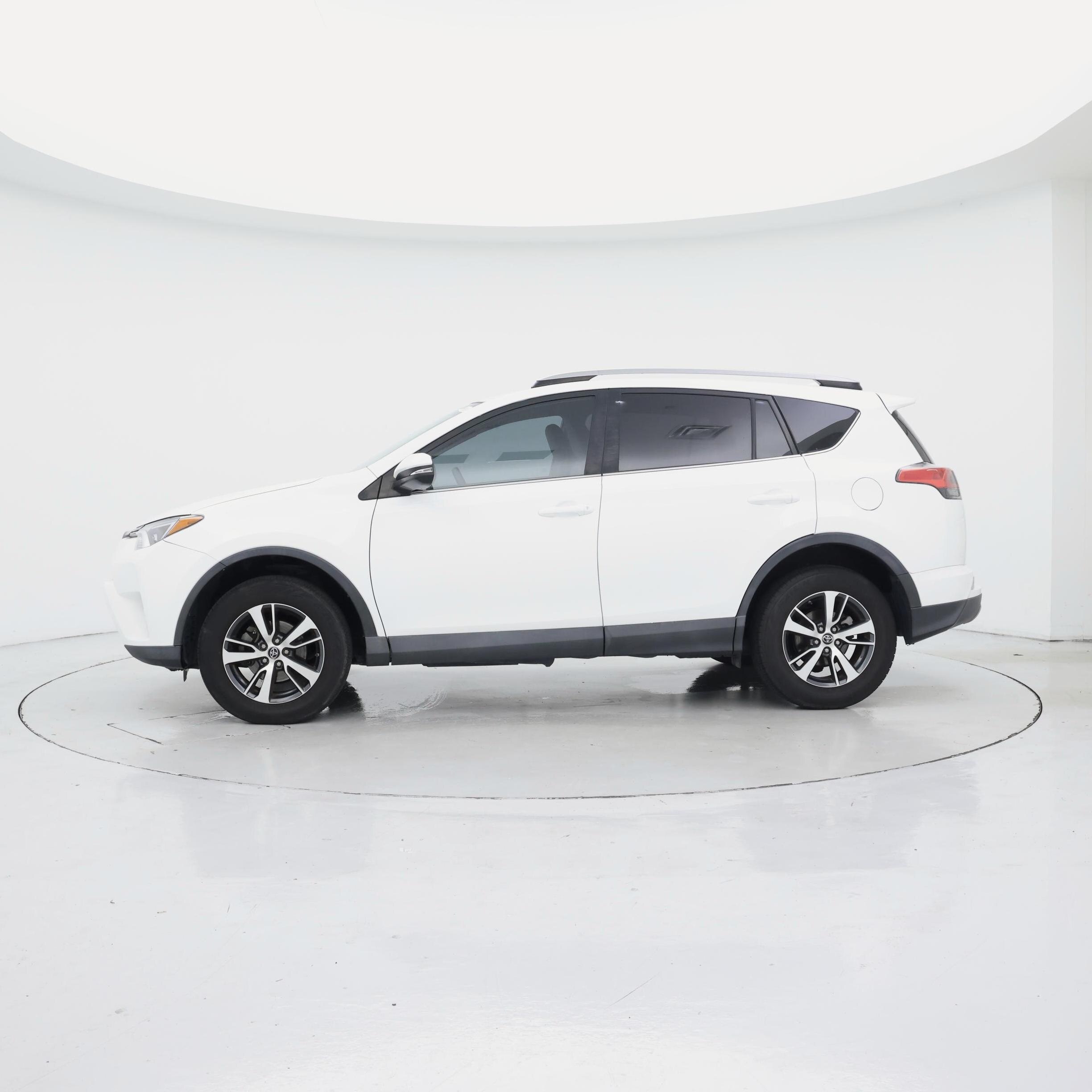 Thumbnail: 2018 Toyota RAV4 - 3