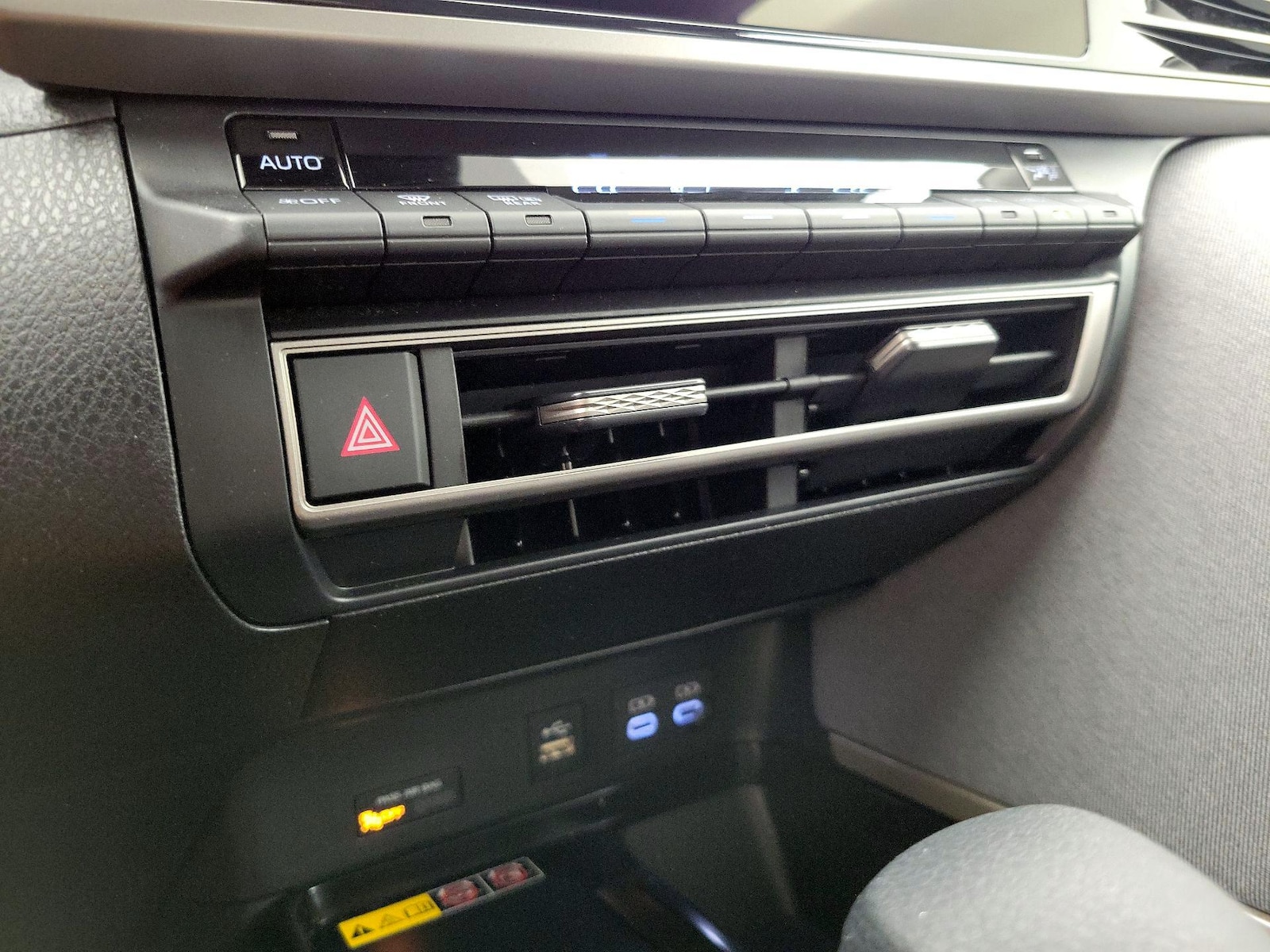2025 Toyota Camry LE - Photo 15