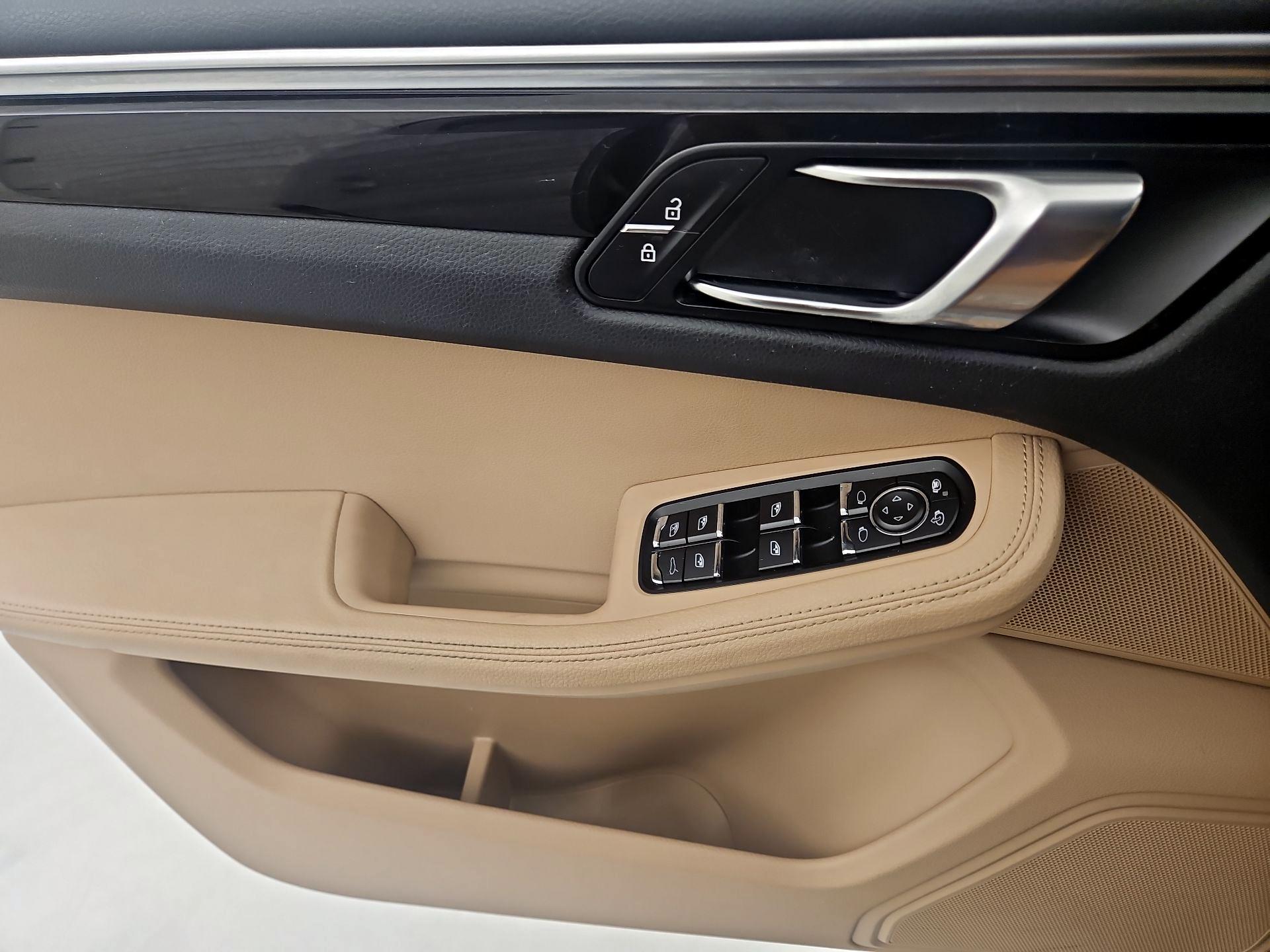 Thumbnail: 2020 Porsche Macan - 12