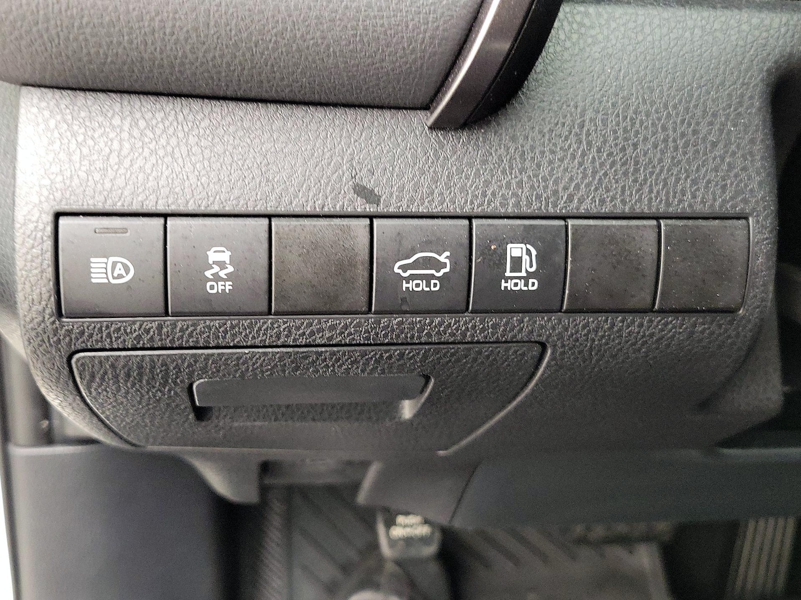 2021 Toyota Camry LE - Photo 14