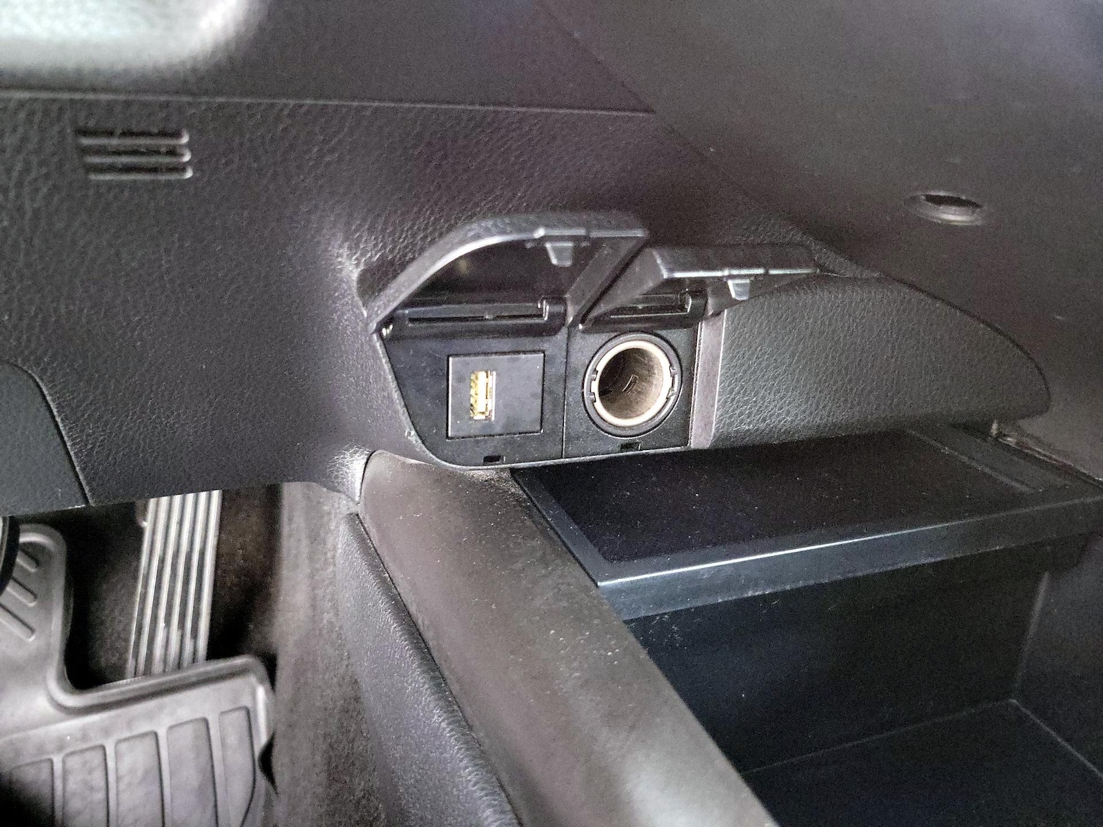2021 Toyota Camry LE - Photo 19
