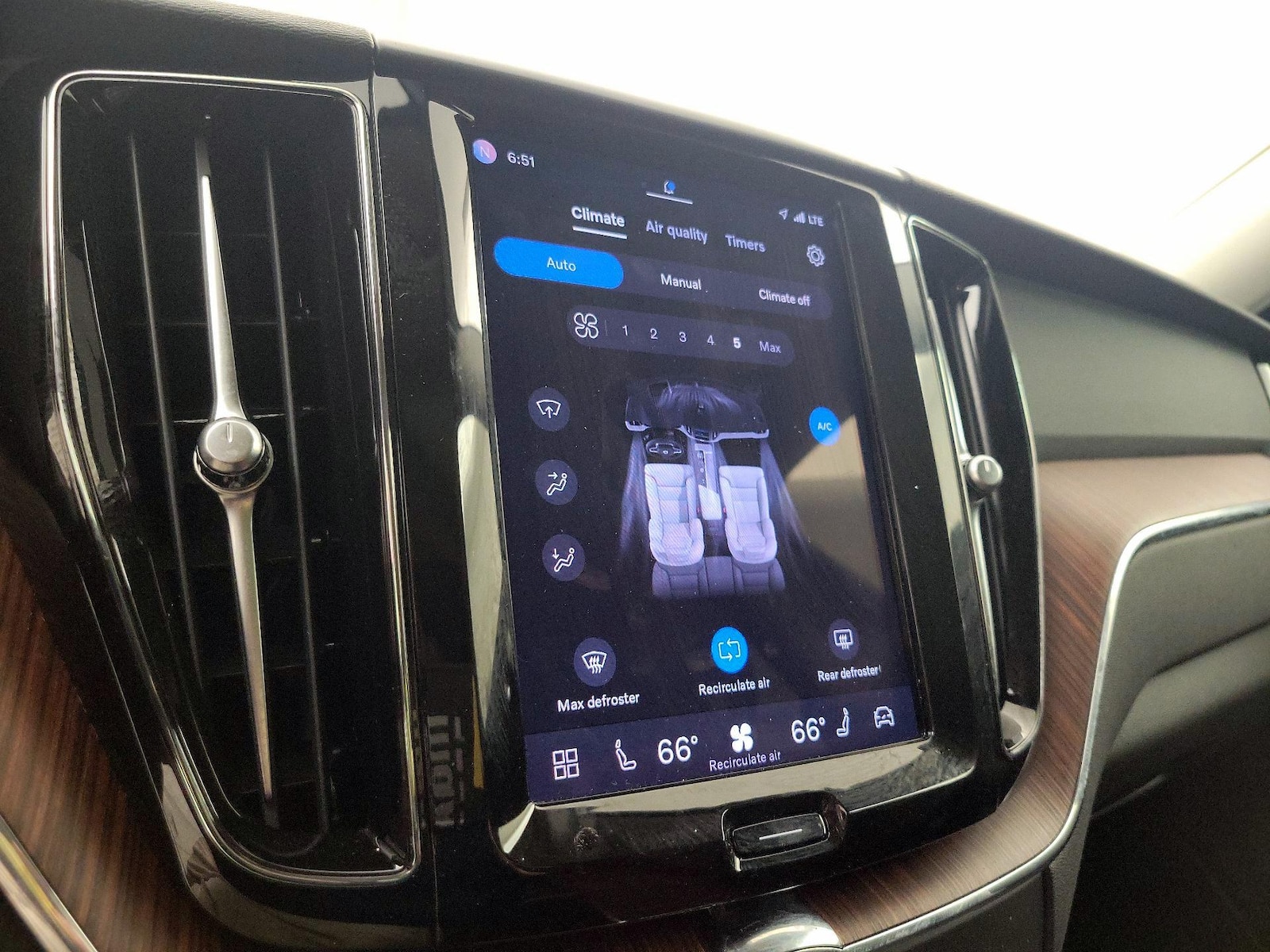 2024 Volvo XC60 Plus - Photo 18