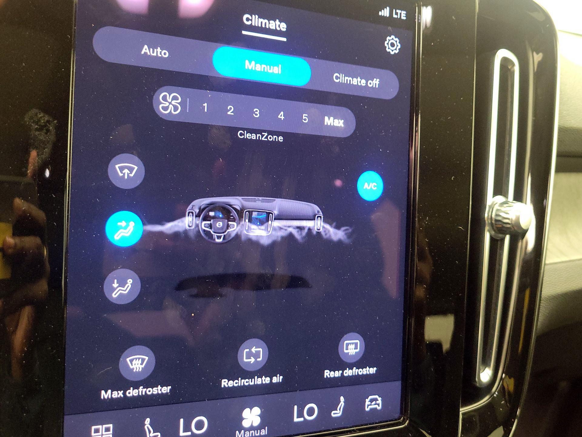Thumbnail: 2023 Volvo XC40 - 16