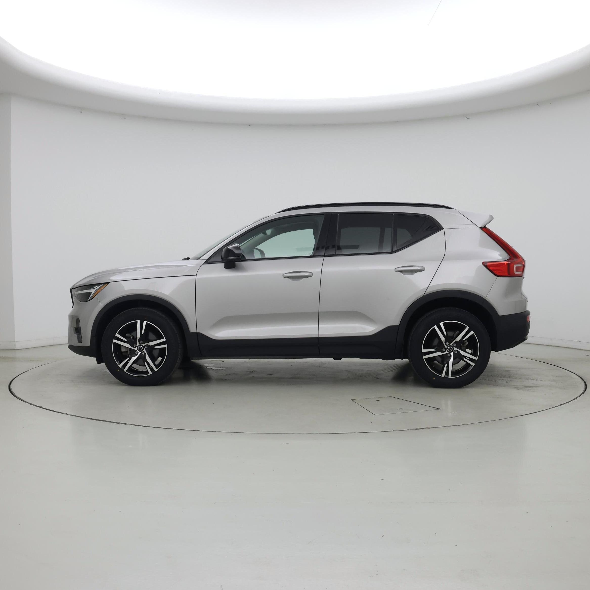 Thumbnail: 2023 Volvo XC40 - 3