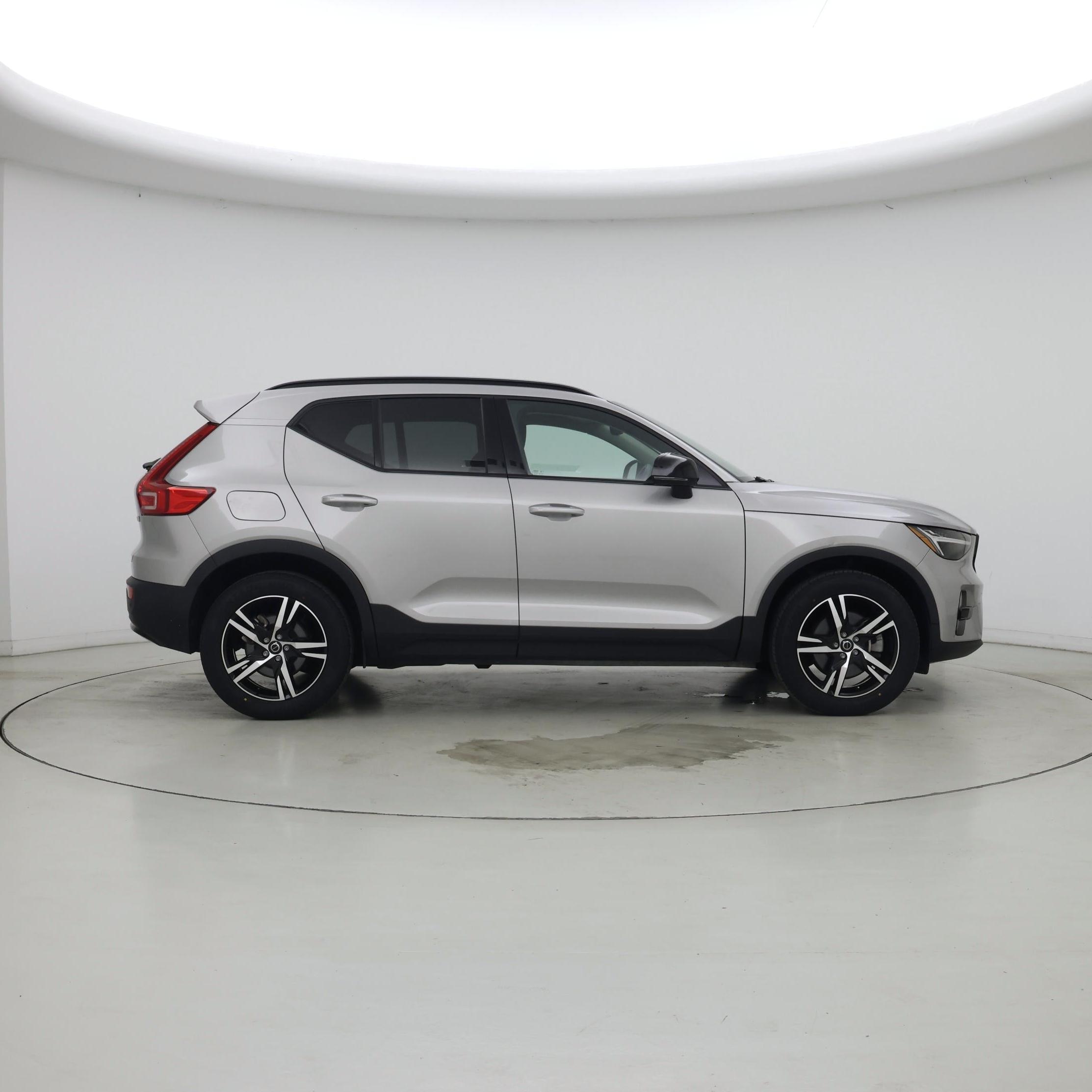 Thumbnail: 2023 Volvo XC40 - 7