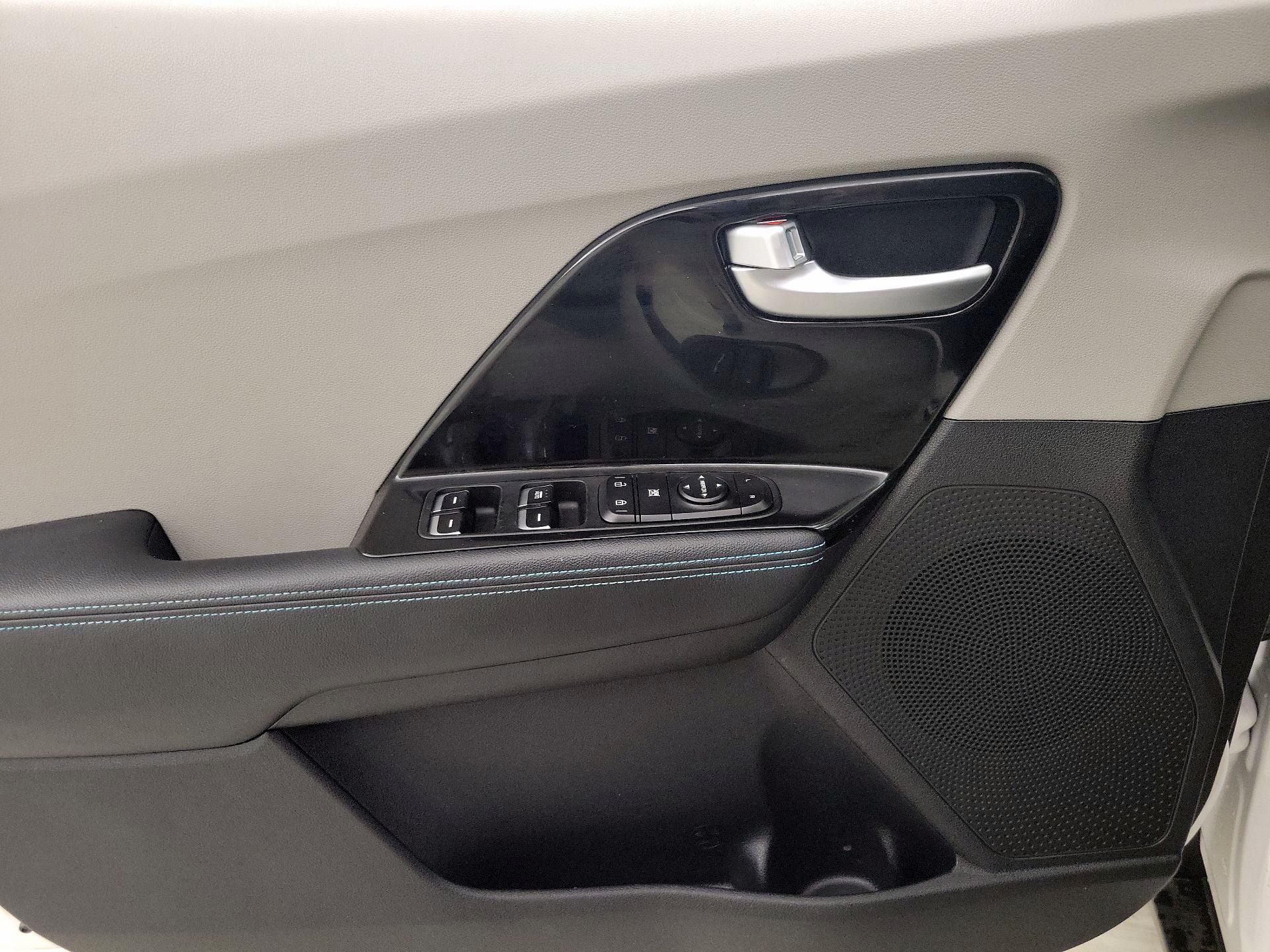 Thumbnail: 2020 Kia Niro - 12