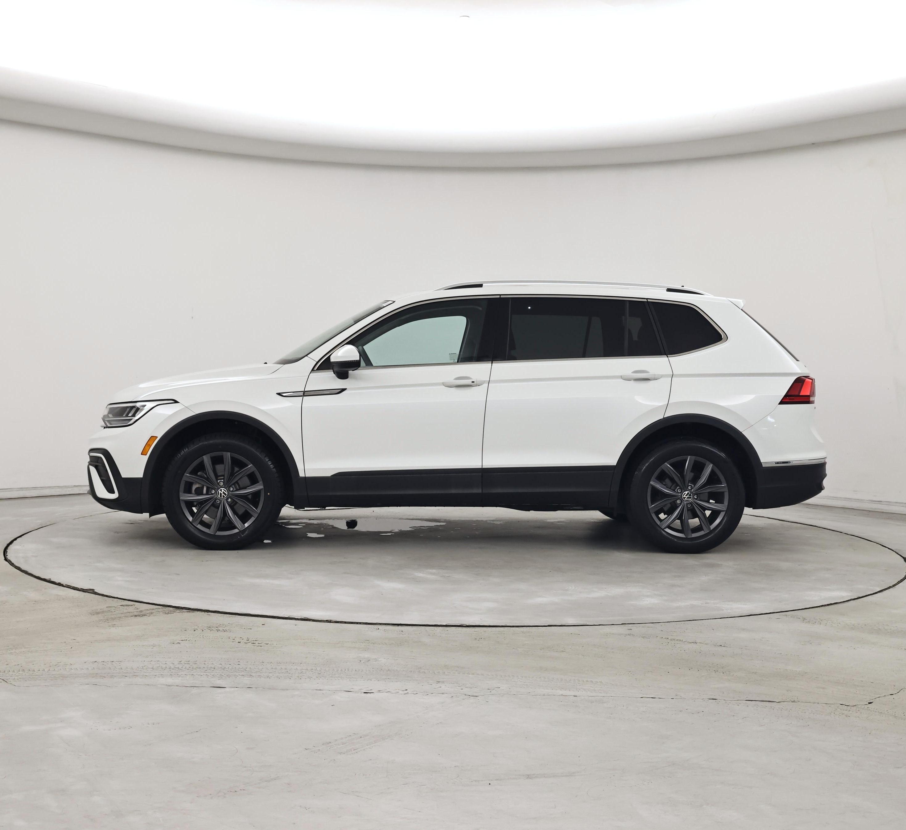 Thumbnail: 2023 Volkswagen Tiguan - 3